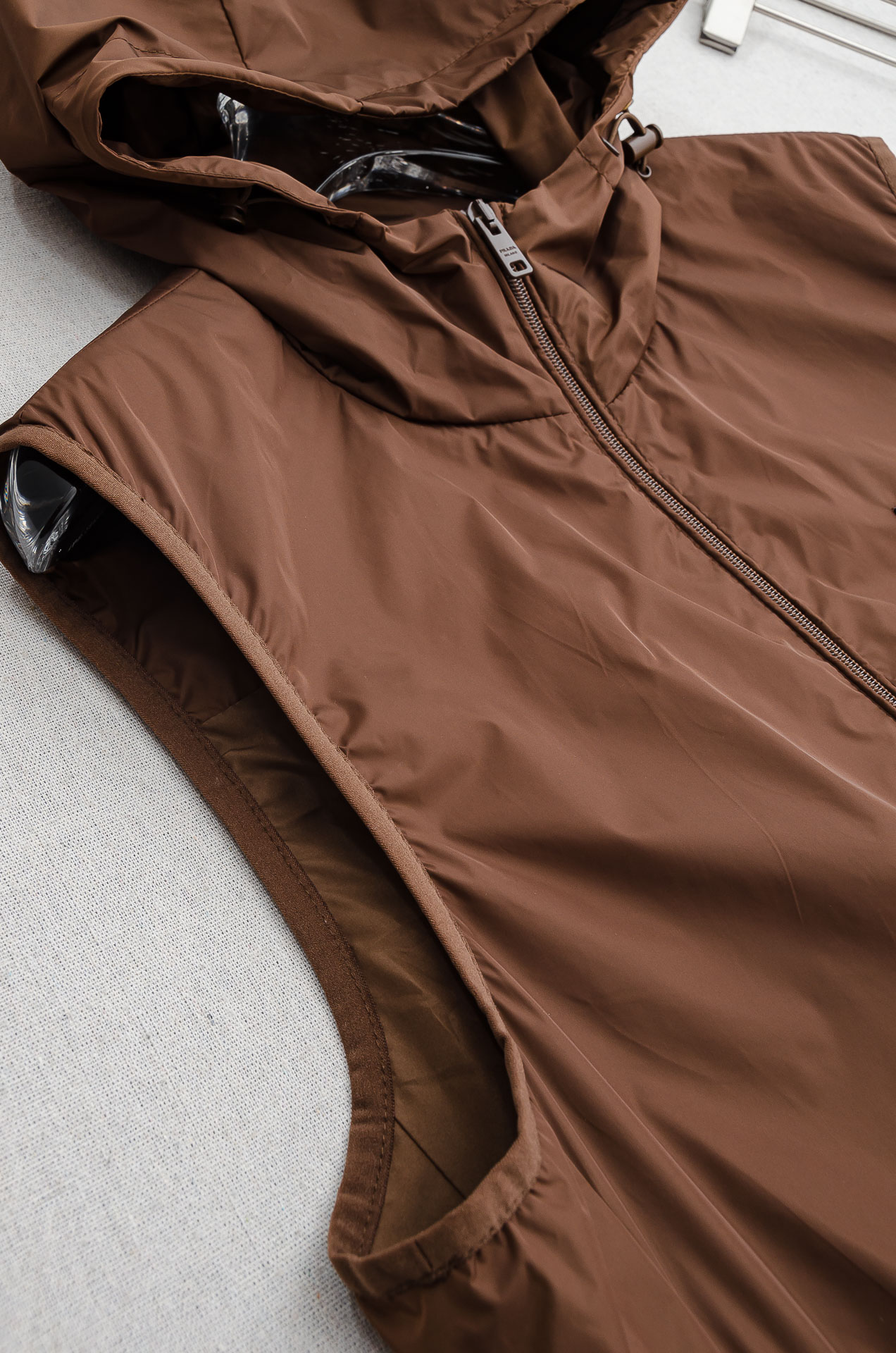 PR#ADA普拉达2026FW 秋冬最新连帽设计男士休闲马甲夹克外套#上身十分的舒适，质感超级的细腻且柔