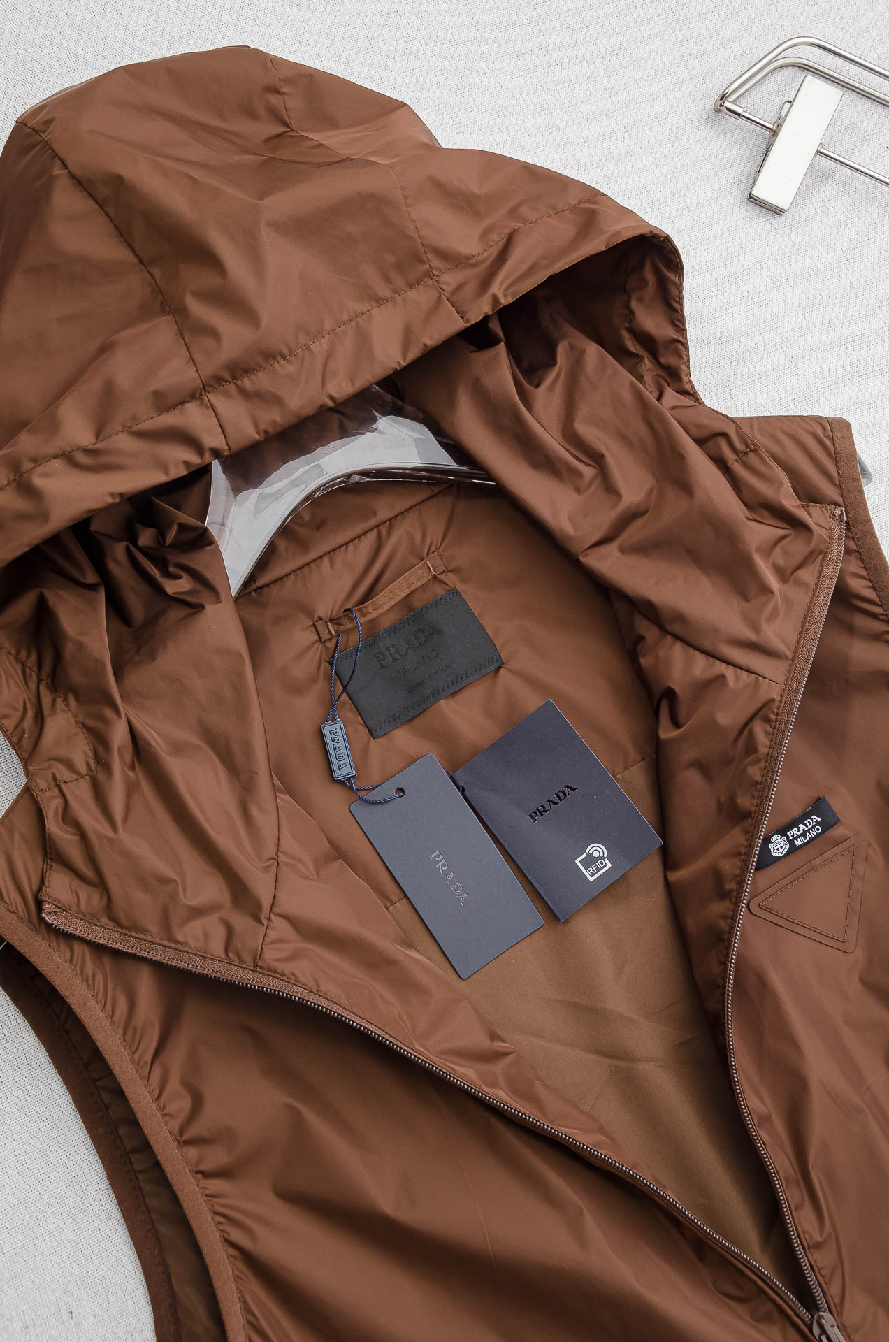 PR#ADA普拉达2026FW 秋冬最新连帽设计男士休闲马甲夹克外套#上身十分的舒适，质感超级的细腻且柔