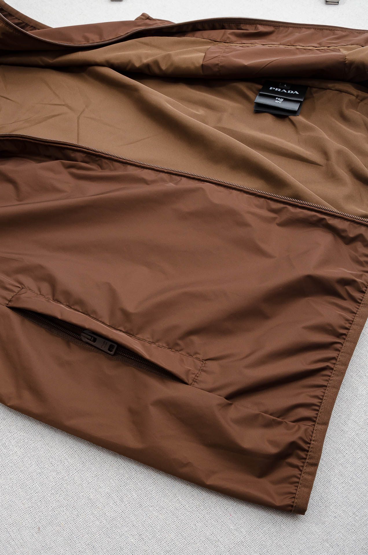 PR#ADA普拉达2026FW 秋冬最新连帽设计男士休闲马甲夹克外套#上身十分的舒适，质感超级的细腻且柔