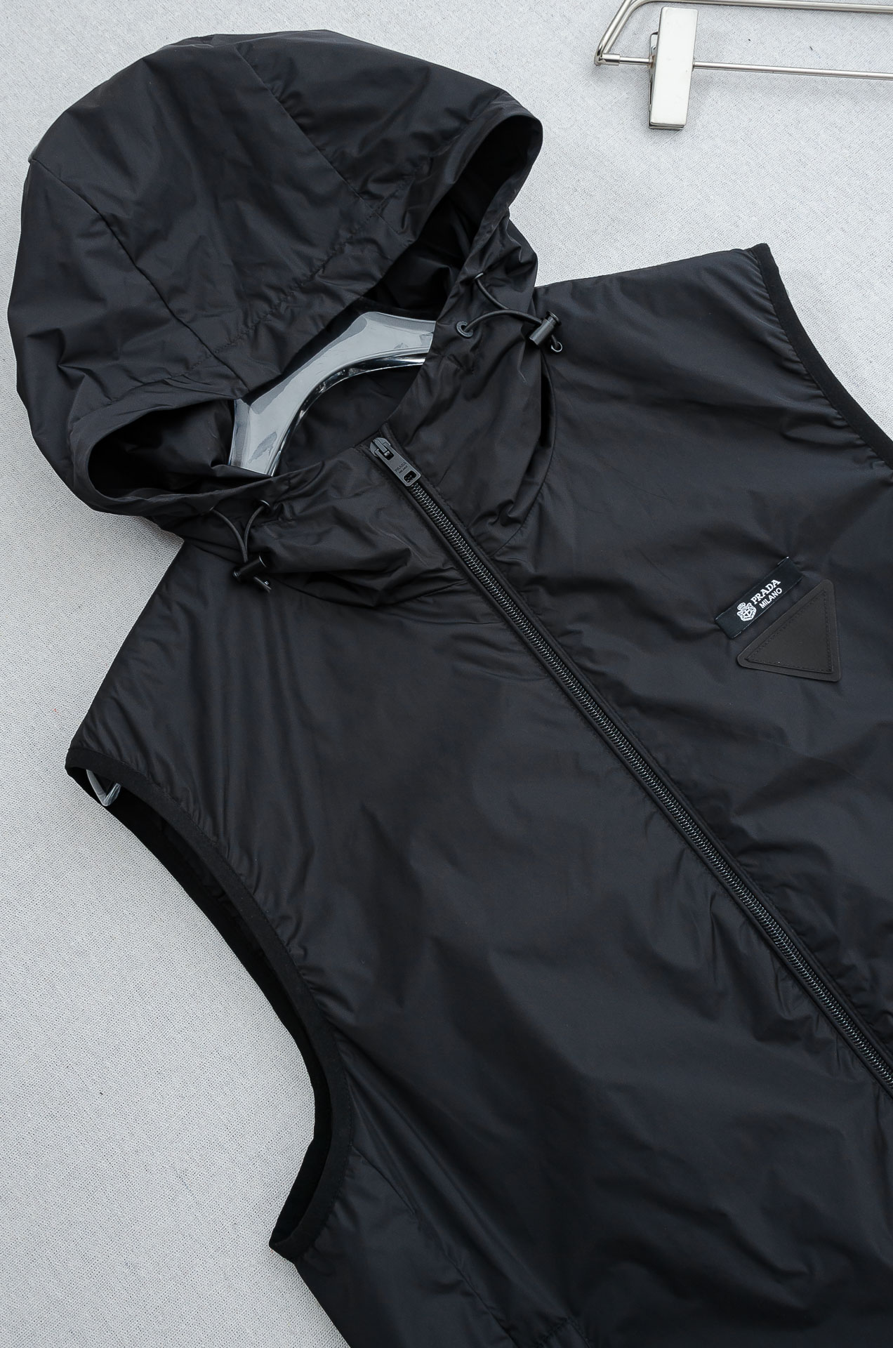 PR#ADA普拉达2026FW 秋冬最新连帽设计男士休闲马甲夹克外套#上身十分的舒适，质感超级的细腻且柔