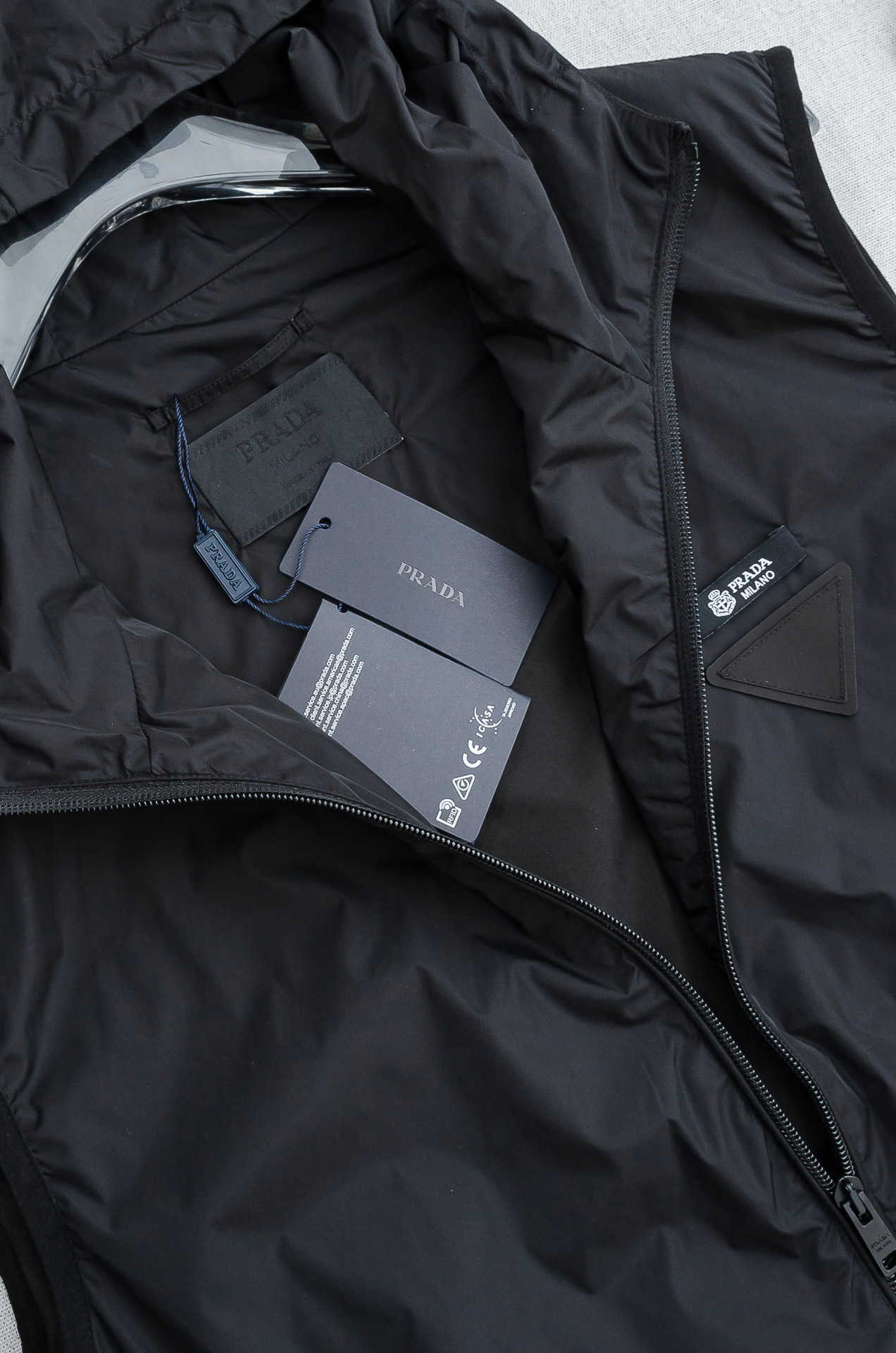 PR#ADA普拉达2026FW 秋冬最新连帽设计男士休闲马甲夹克外套#上身十分的舒适，质感超级的细腻且柔