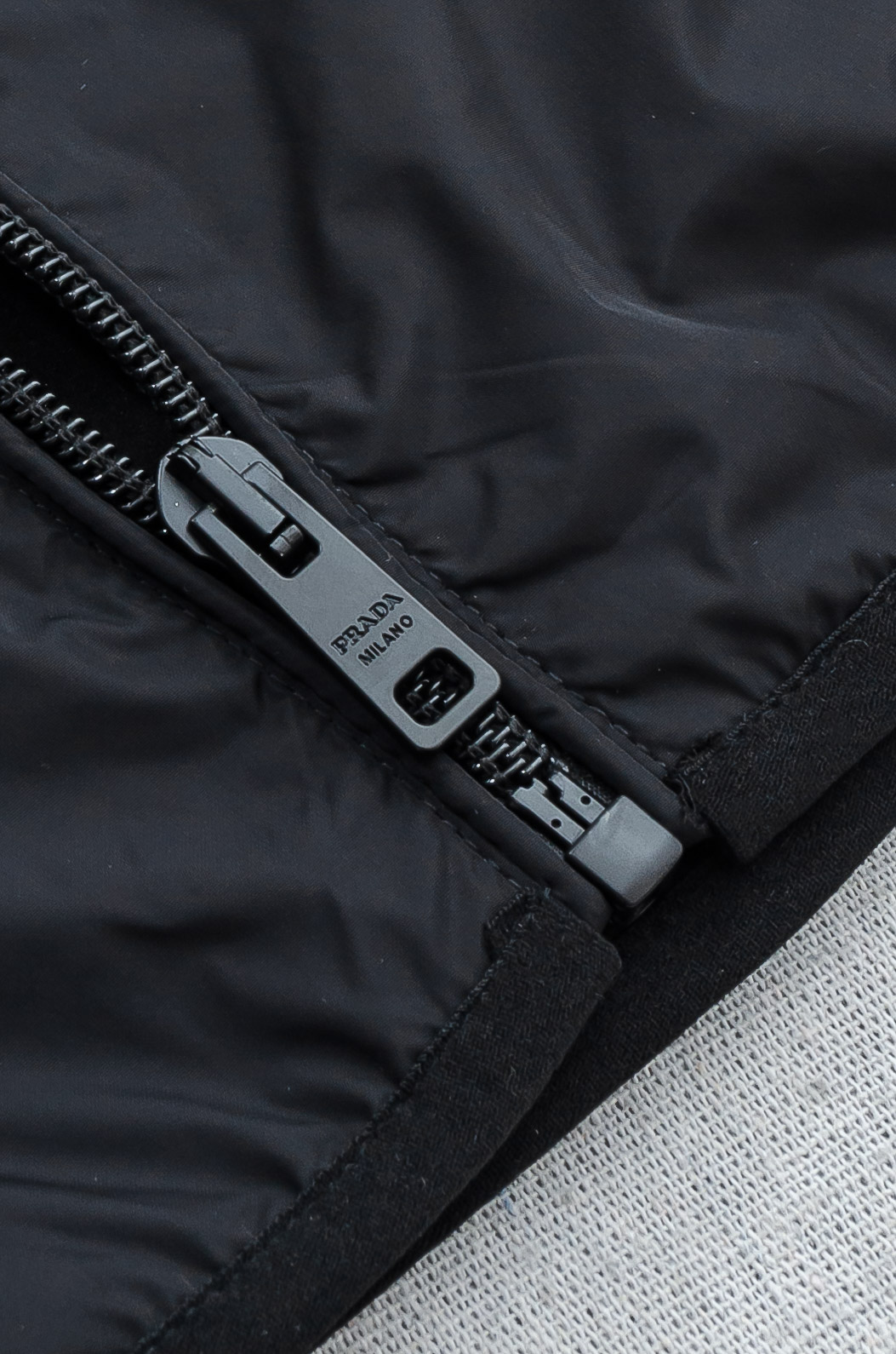 PR#ADA普拉达2026FW 秋冬最新连帽设计男士休闲马甲夹克外套#上身十分的舒适，质感超级的细腻且柔