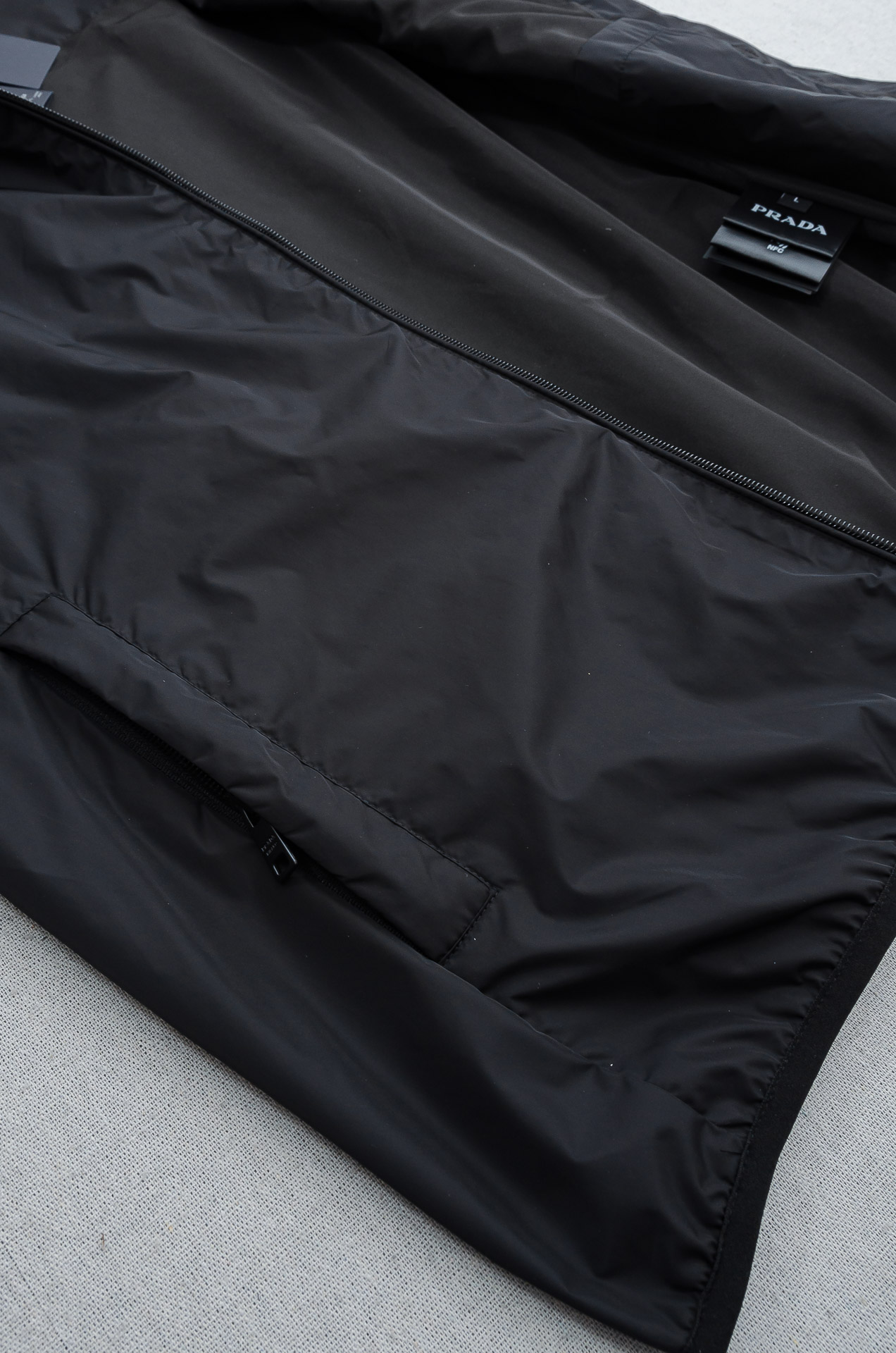 PR#ADA普拉达2026FW 秋冬最新连帽设计男士休闲马甲夹克外套#上身十分的舒适，质感超级的细腻且柔