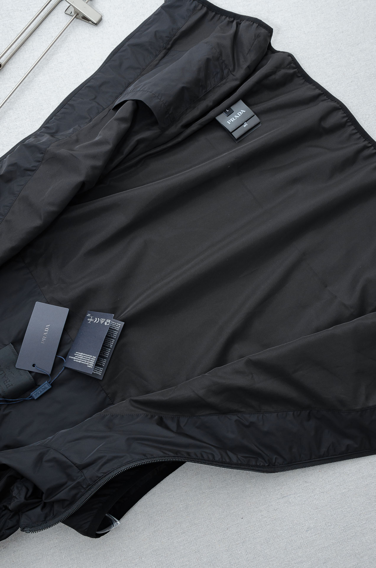 PR#ADA普拉达2026FW 秋冬最新连帽设计男士休闲马甲夹克外套#上身十分的舒适，质感超级的细腻且柔