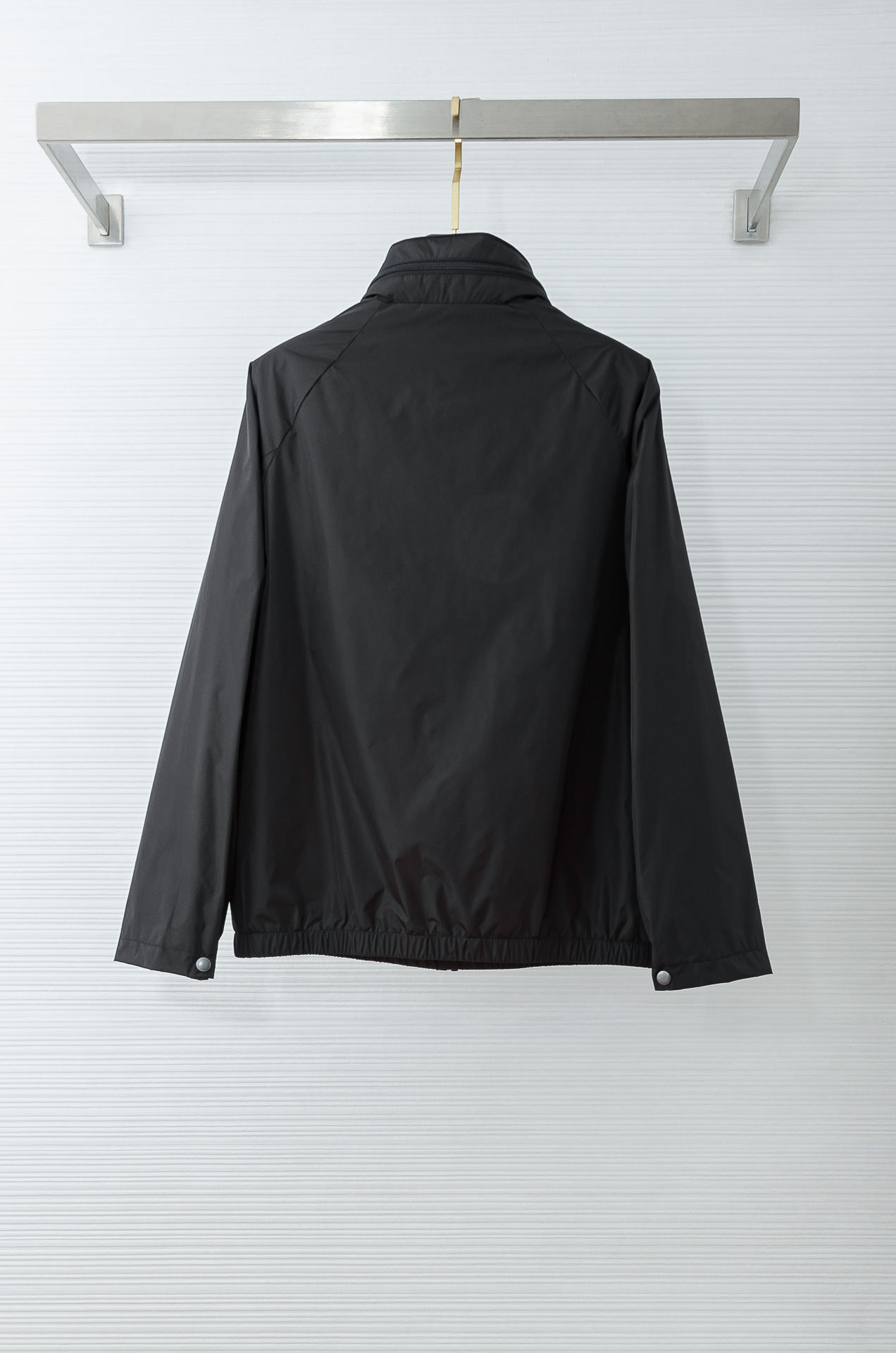 PRADA普拉达2026 ss最新春季新品，隐藏式连帽防水夹克外套#同步官网发售！该款夹克外层超柔聚酯纤