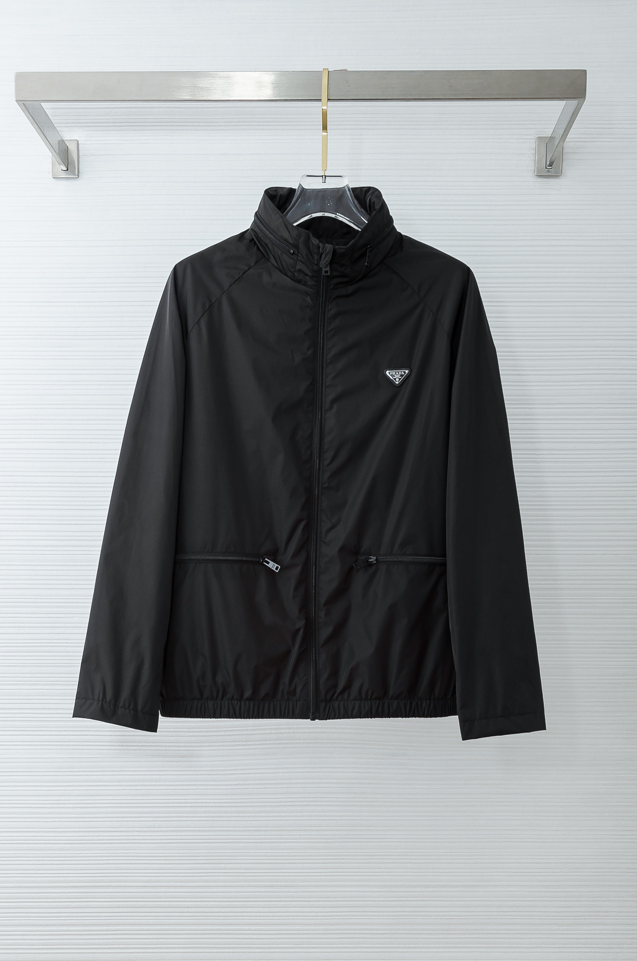 PRADA普拉达2026 ss最新春季新品，隐藏式连帽防水夹克外套#同步官网发售！该款夹克外层超柔聚酯纤