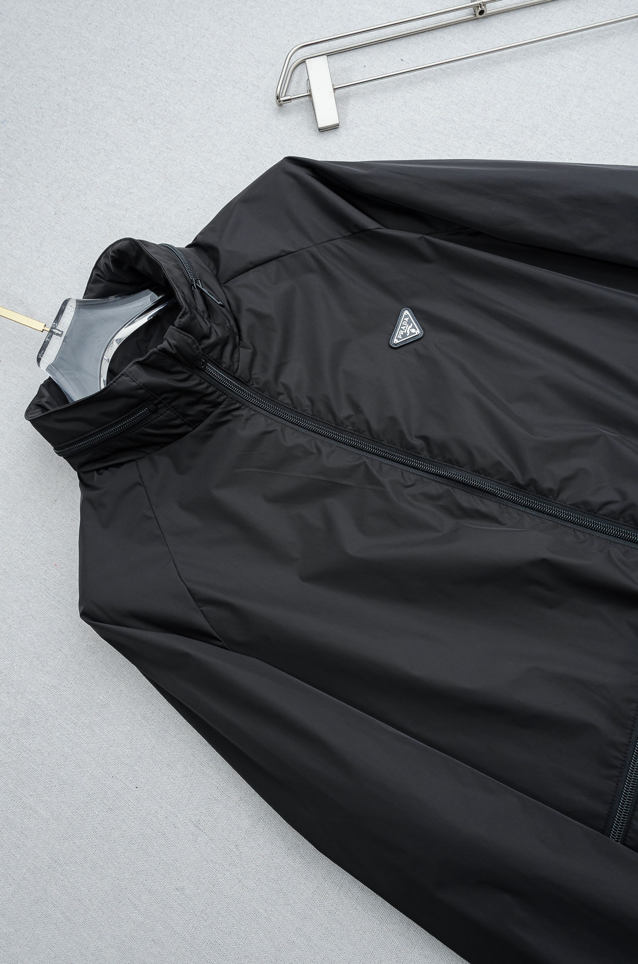 PRADA普拉达2026 ss最新春季新品，隐藏式连帽防水夹克外套#同步官网发售！该款夹克外层超柔聚酯纤