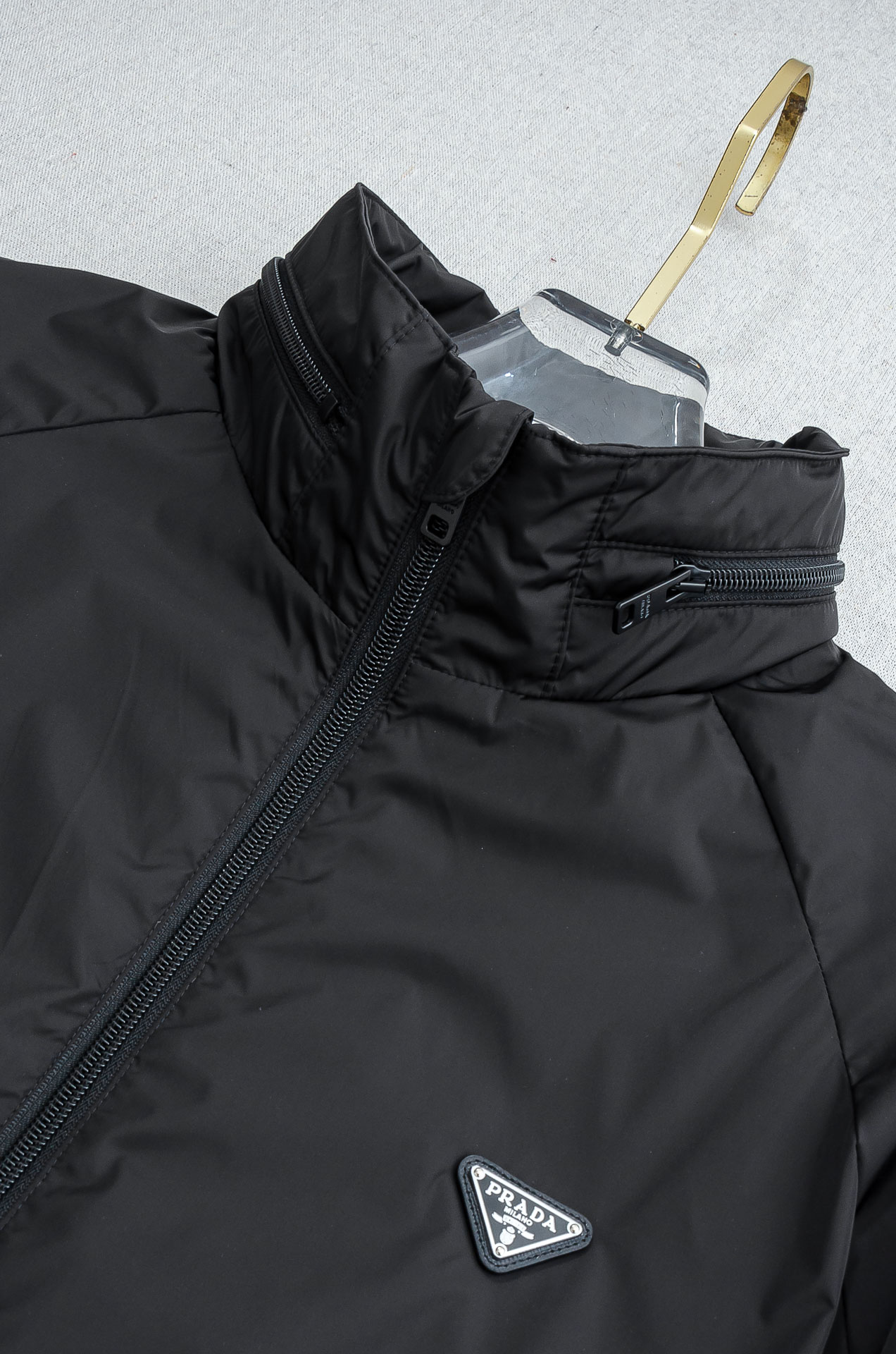 PRADA普拉达2026 ss最新春季新品，隐藏式连帽防水夹克外套#同步官网发售！该款夹克外层超柔聚酯纤