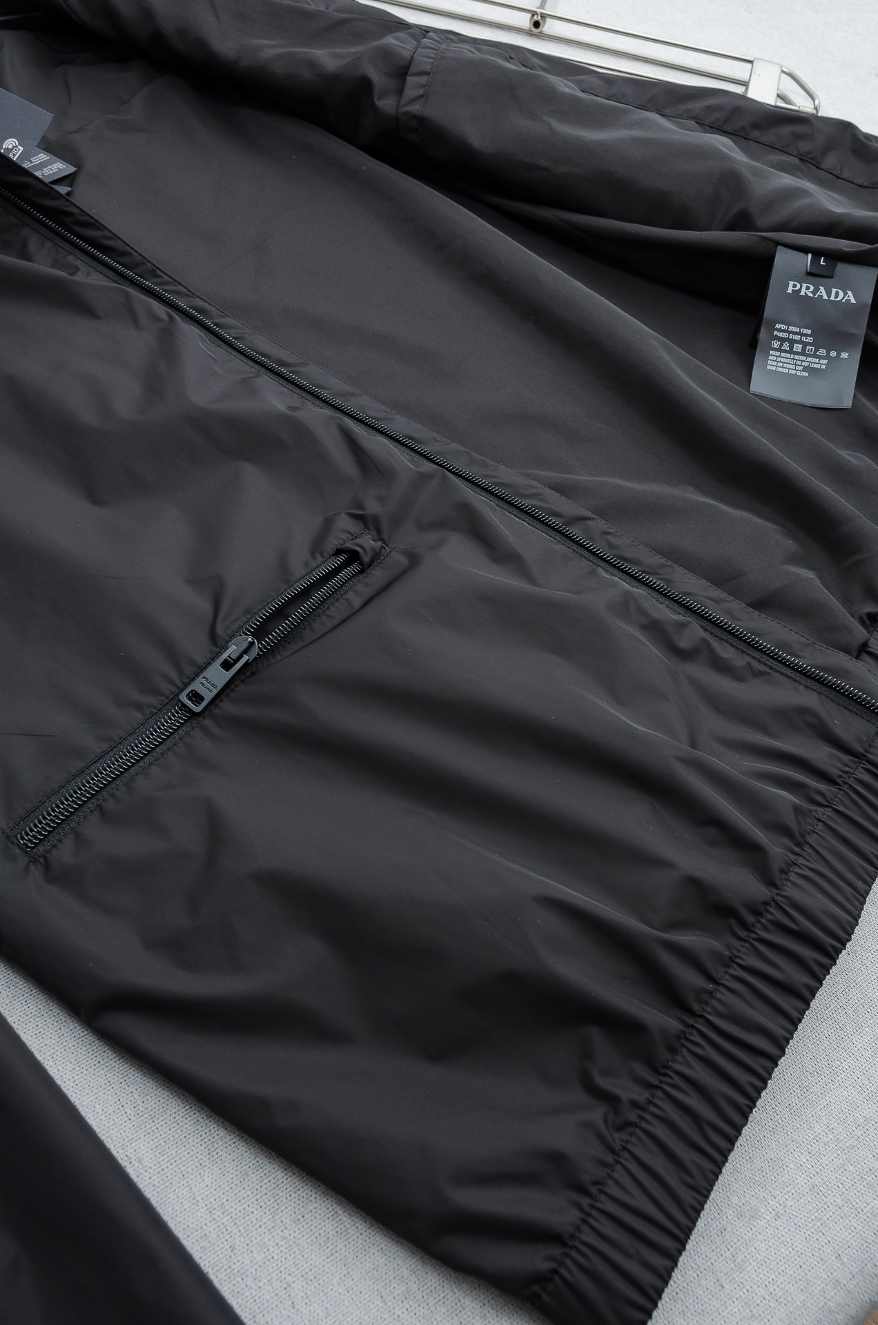 PRADA普拉达2026 ss最新春季新品，隐藏式连帽防水夹克外套#同步官网发售！该款夹克外层超柔聚酯纤