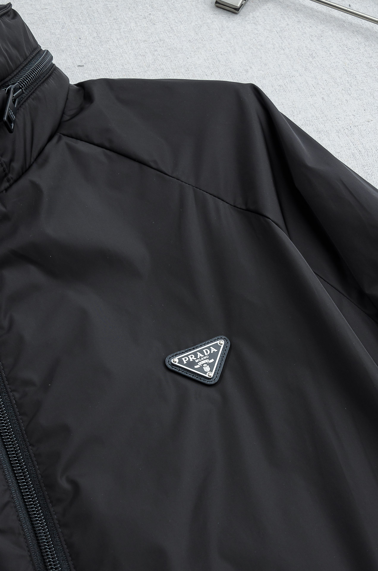 PRADA普拉达2026 ss最新春季新品，隐藏式连帽防水夹克外套#同步官网发售！该款夹克外层超柔聚酯纤