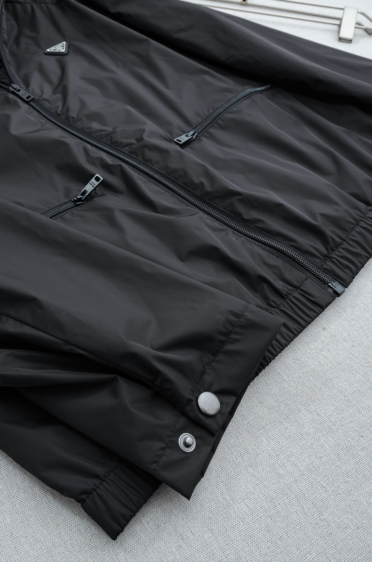 PRADA普拉达2026 ss最新春季新品，隐藏式连帽防水夹克外套#同步官网发售！该款夹克外层超柔聚酯纤