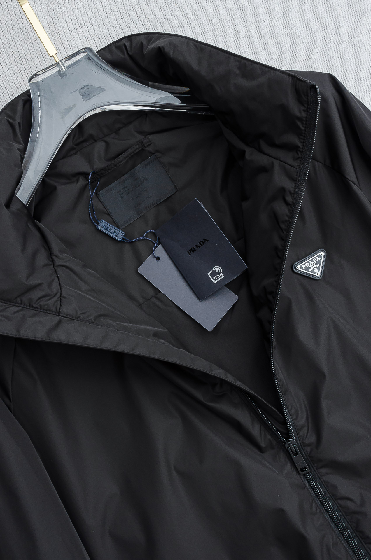 PRADA普拉达2026 ss最新春季新品，隐藏式连帽防水夹克外套#同步官网发售！该款夹克外层超柔聚酯纤