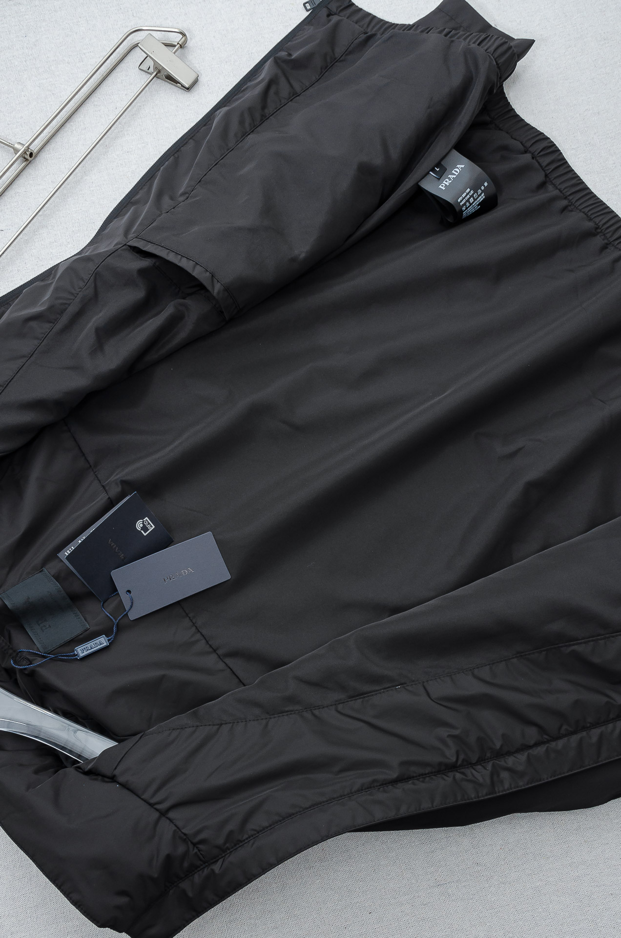 PRADA普拉达2026 ss最新春季新品，隐藏式连帽防水夹克外套#同步官网发售！该款夹克外层超柔聚酯纤
