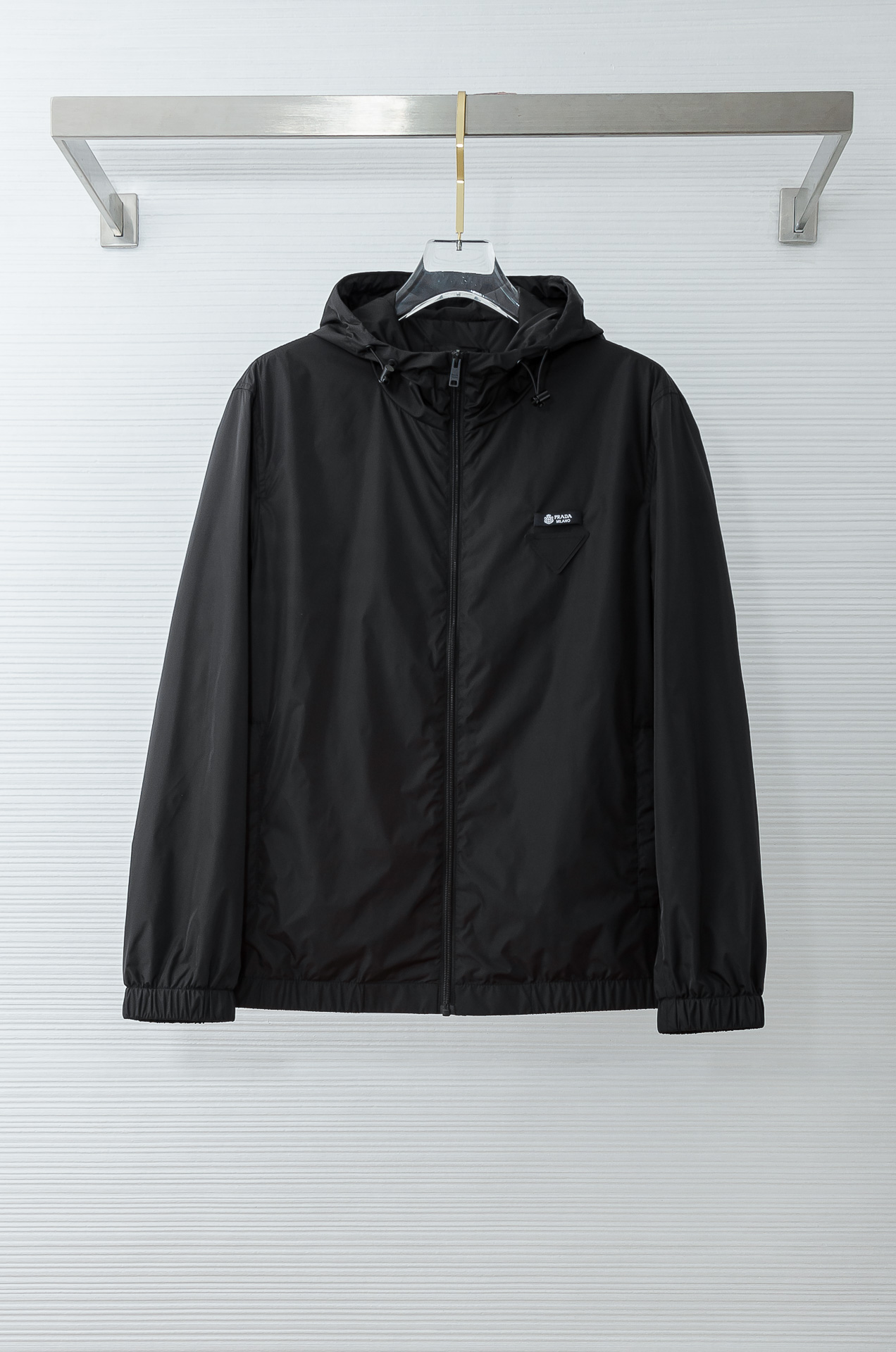 PRADA普拉达2026 ss最新春季新品，连帽防水夹克外套#同步官网发售！该款夹克外层超柔聚酯纤维防风