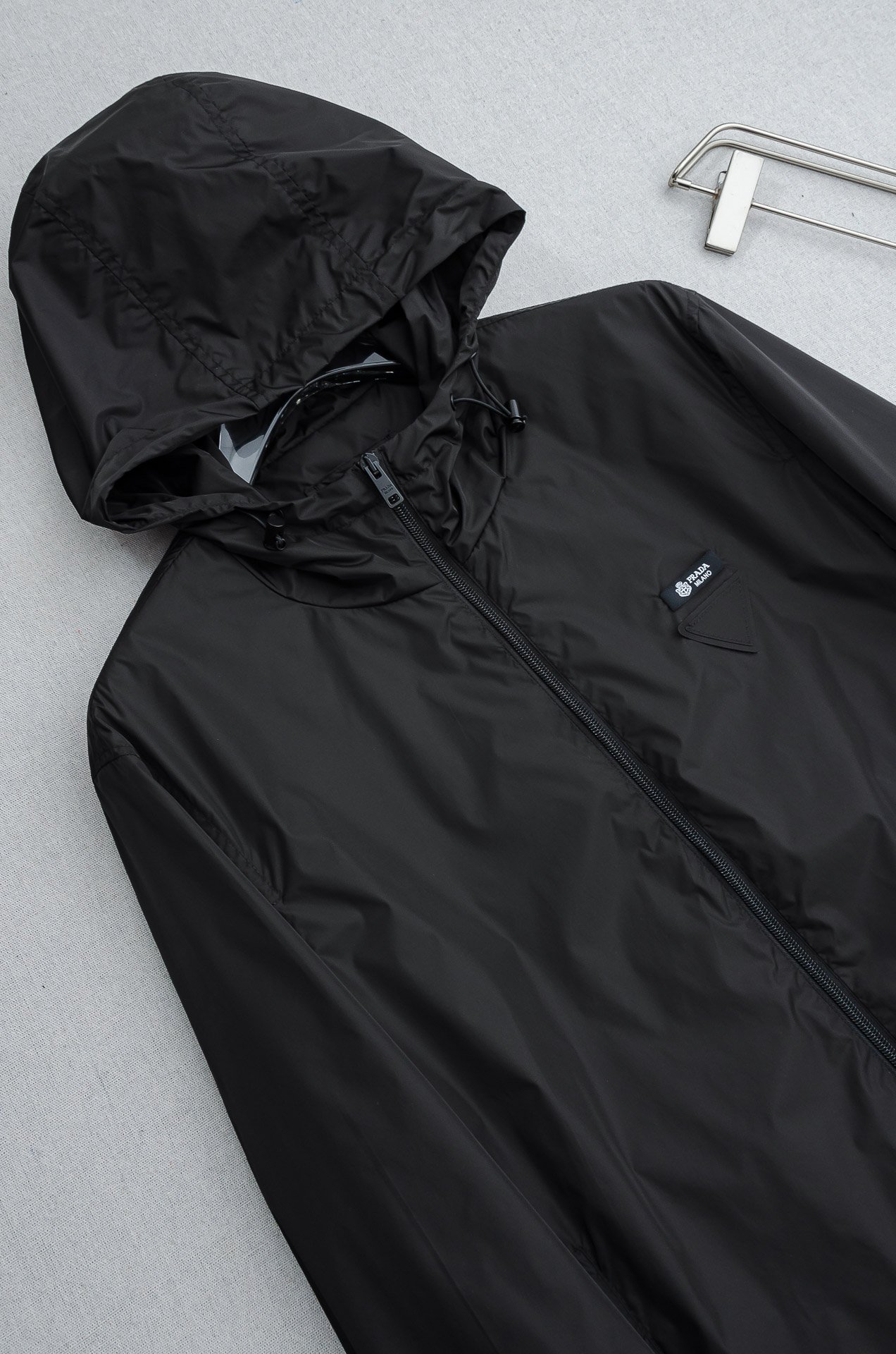 PRADA普拉达2026 ss最新春季新品，连帽防水夹克外套#同步官网发售！该款夹克外层超柔聚酯纤维防风