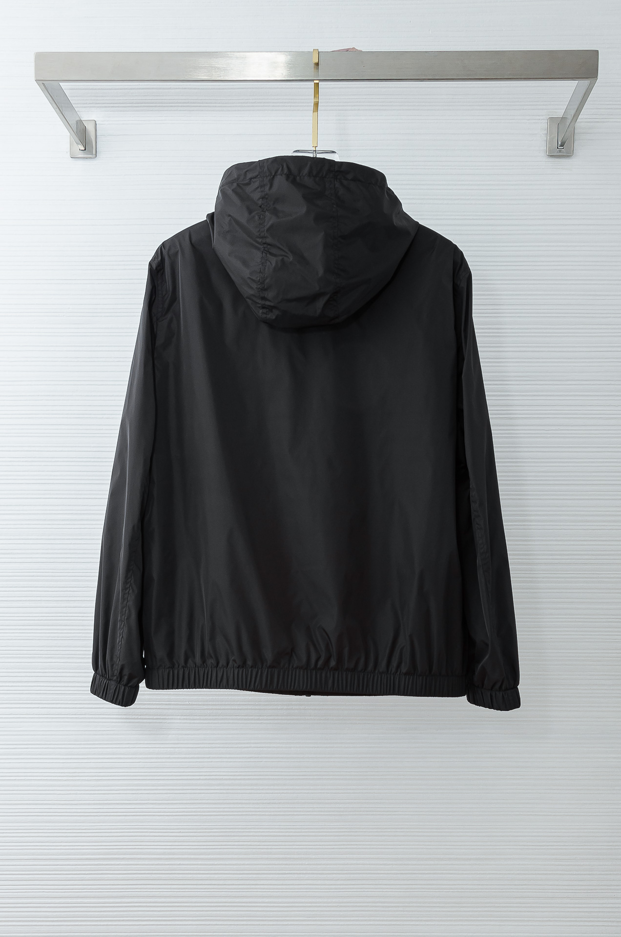 PRADA普拉达2026 ss最新春季新品，连帽防水夹克外套#同步官网发售！该款夹克外层超柔聚酯纤维防风