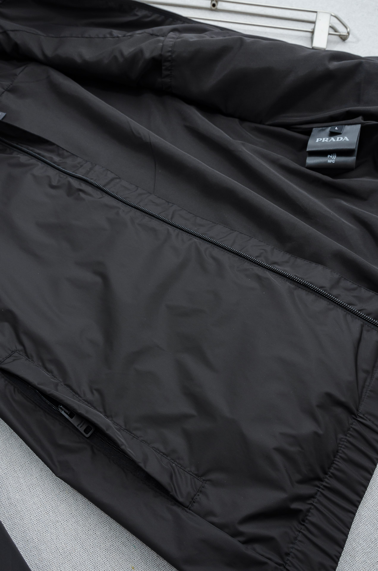 PRADA普拉达2026 ss最新春季新品，连帽防水夹克外套#同步官网发售！该款夹克外层超柔聚酯纤维防风