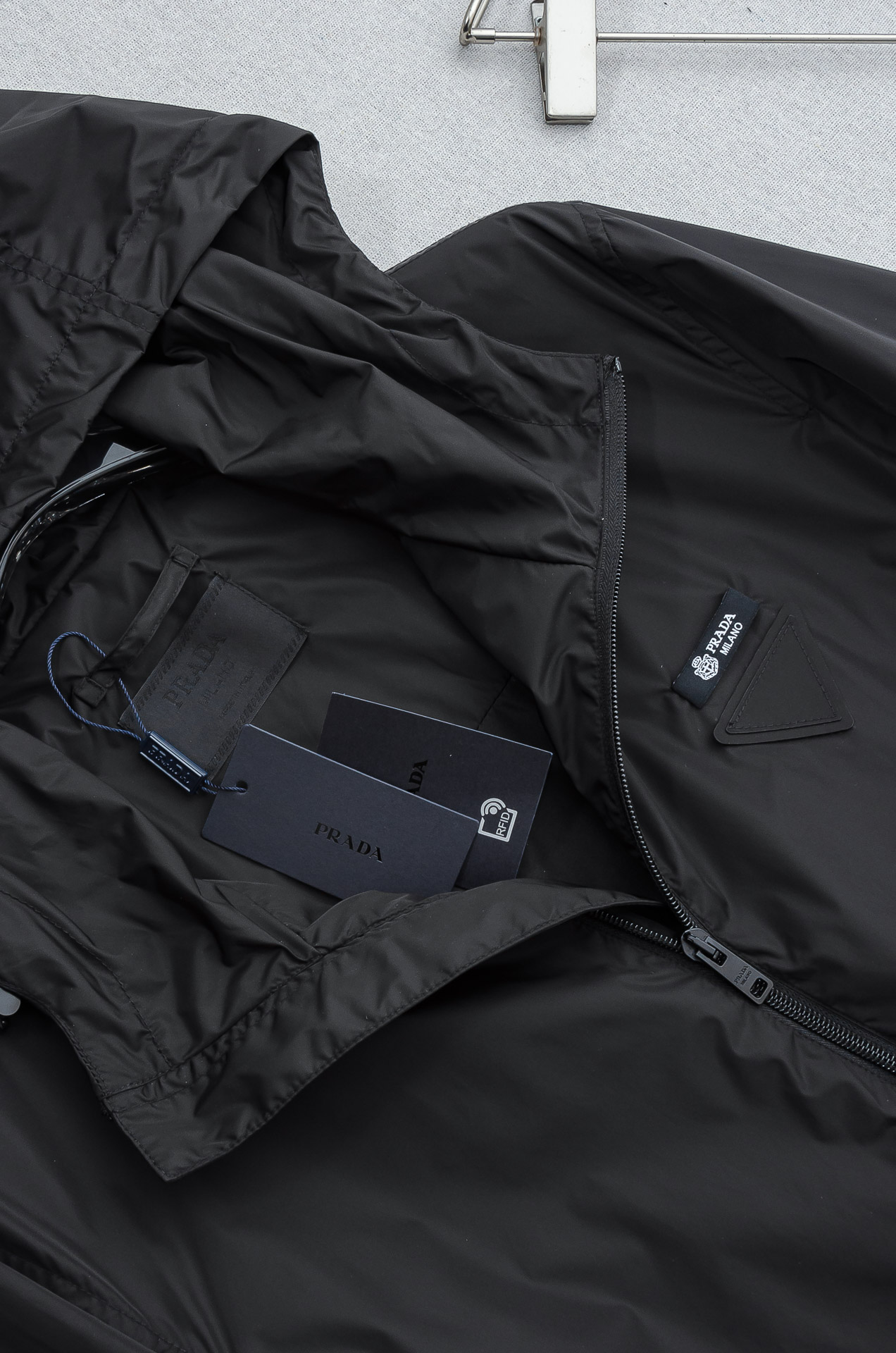 PRADA普拉达2026 ss最新春季新品，连帽防水夹克外套#同步官网发售！该款夹克外层超柔聚酯纤维防风