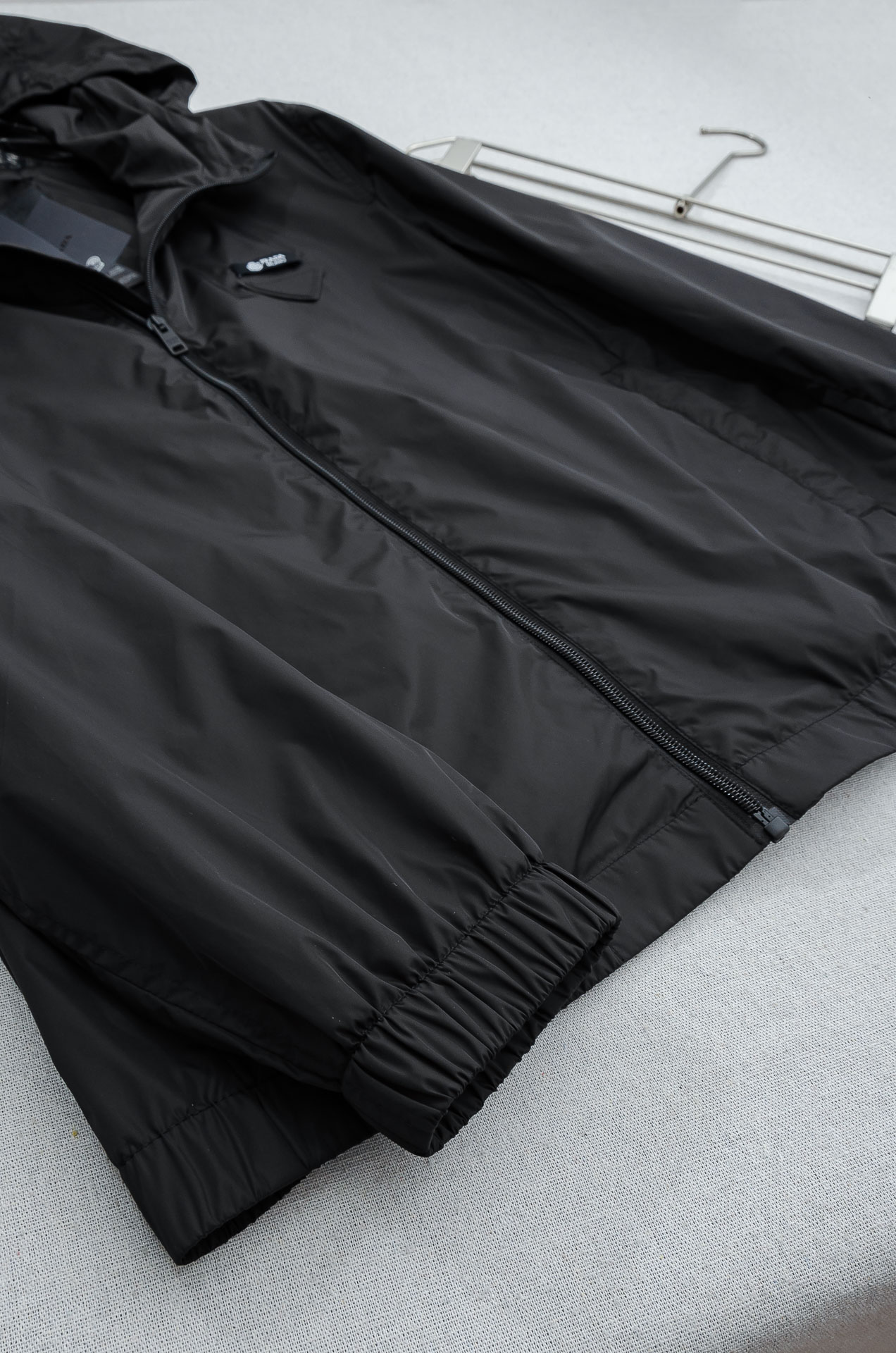 PRADA普拉达2026 ss最新春季新品，连帽防水夹克外套#同步官网发售！该款夹克外层超柔聚酯纤维防风