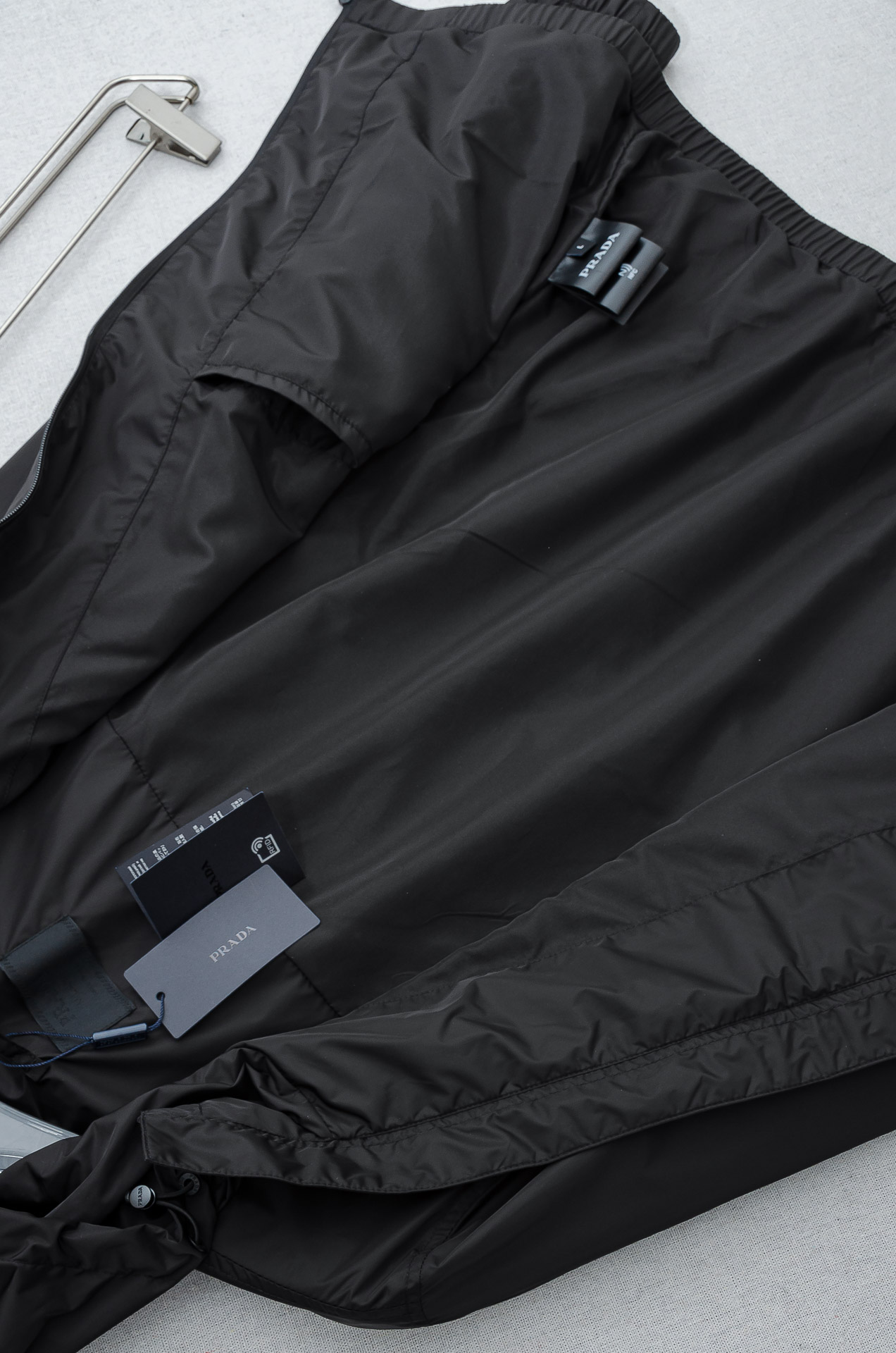 PRADA普拉达2026 ss最新春季新品，连帽防水夹克外套#同步官网发售！该款夹克外层超柔聚酯纤维防风