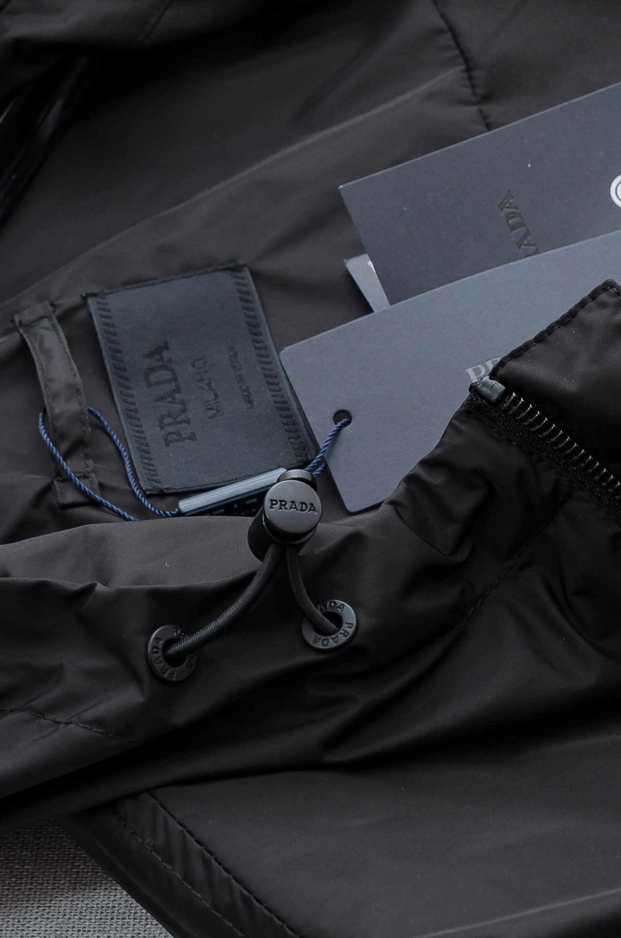 PRADA普拉达2026 ss最新春季新品，连帽防水夹克外套#同步官网发售！该款夹克外层超柔聚酯纤维防风