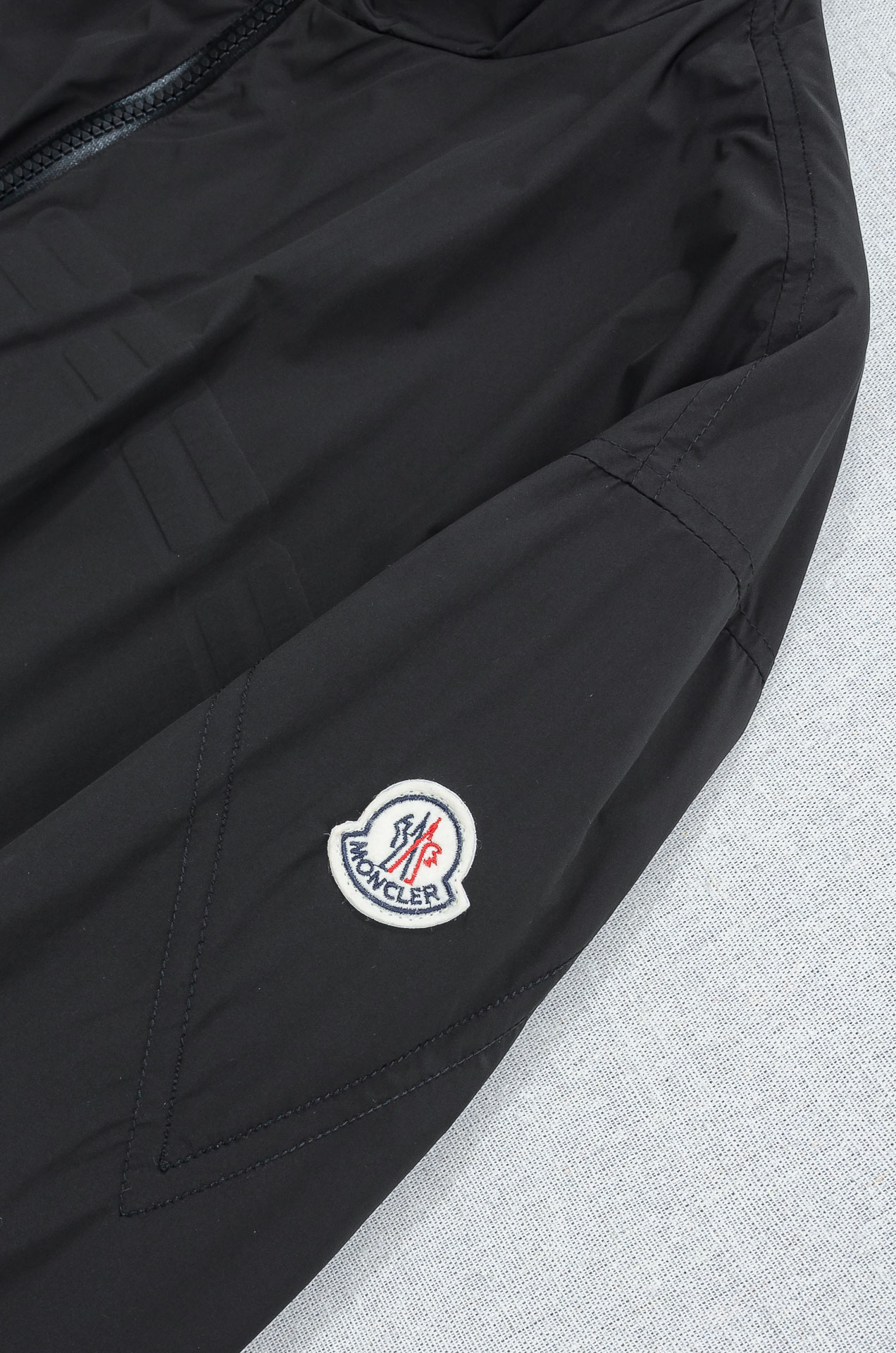 MONC* LER*.蒙口2026 ss最新春季新品，立领防水夹克外套#同步官网发售！该款夹克外层超柔聚