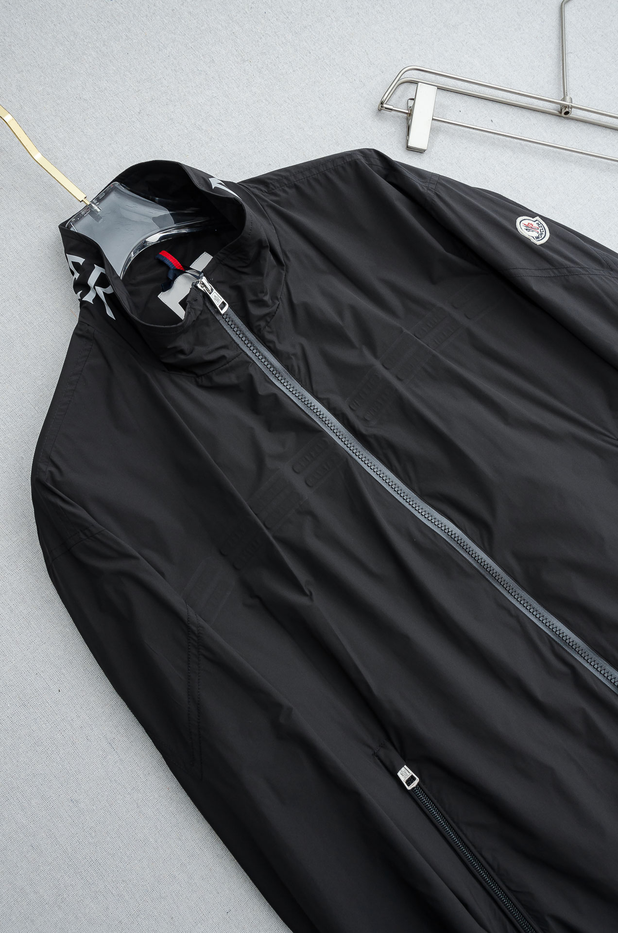 MONC* LER*.蒙口2026 ss最新春季新品，立领防水夹克外套#同步官网发售！该款夹克外层超柔聚