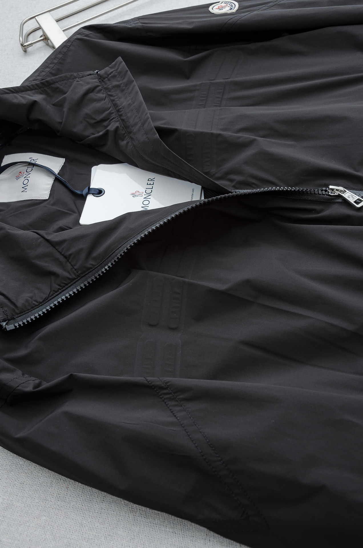 MONC* LER*.蒙口2026 ss最新春季新品，立领防水夹克外套#同步官网发售！该款夹克外层超柔聚