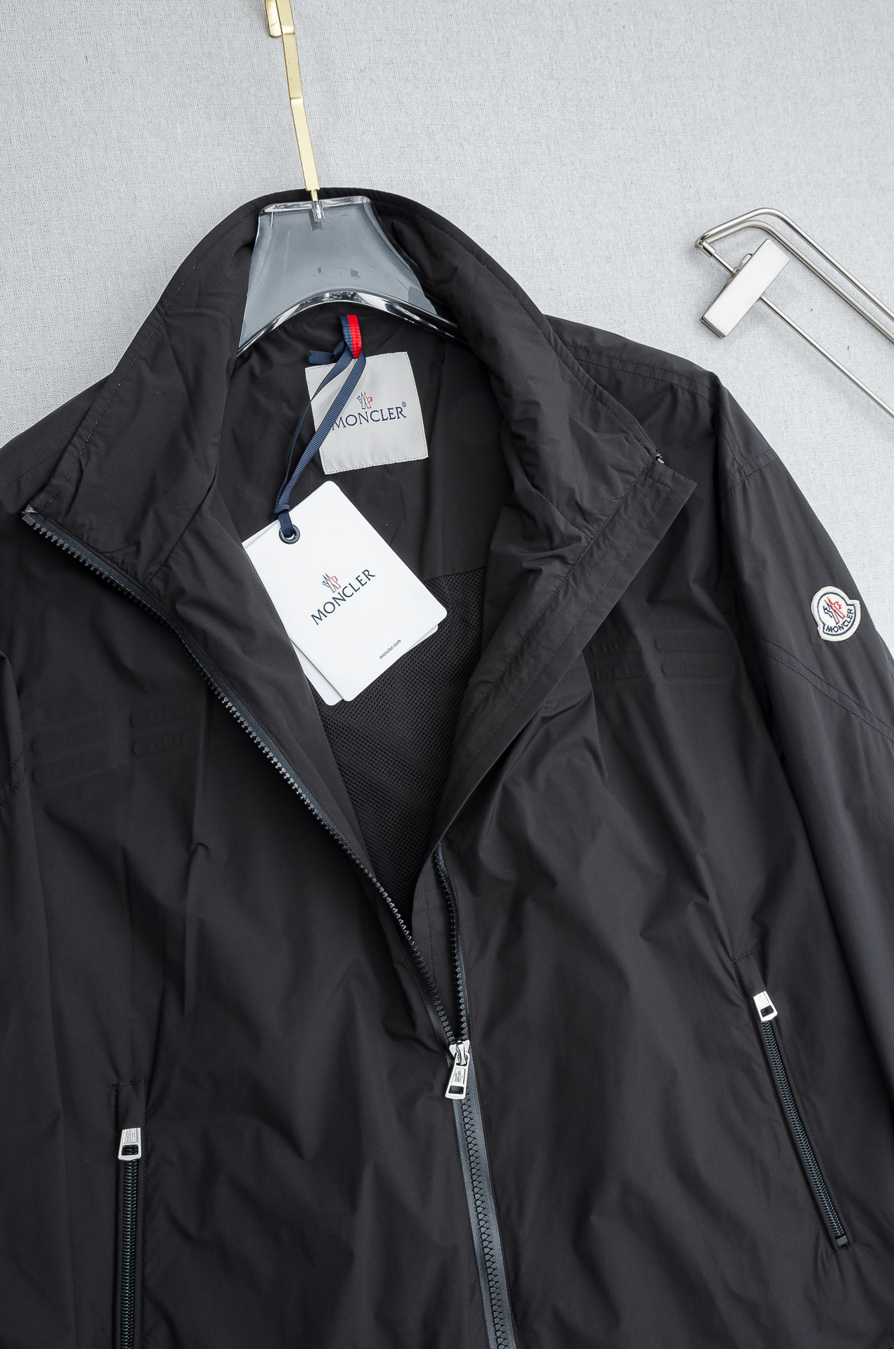 MONC* LER*.蒙口2026 ss最新春季新品，立领防水夹克外套#同步官网发售！该款夹克外层超柔聚