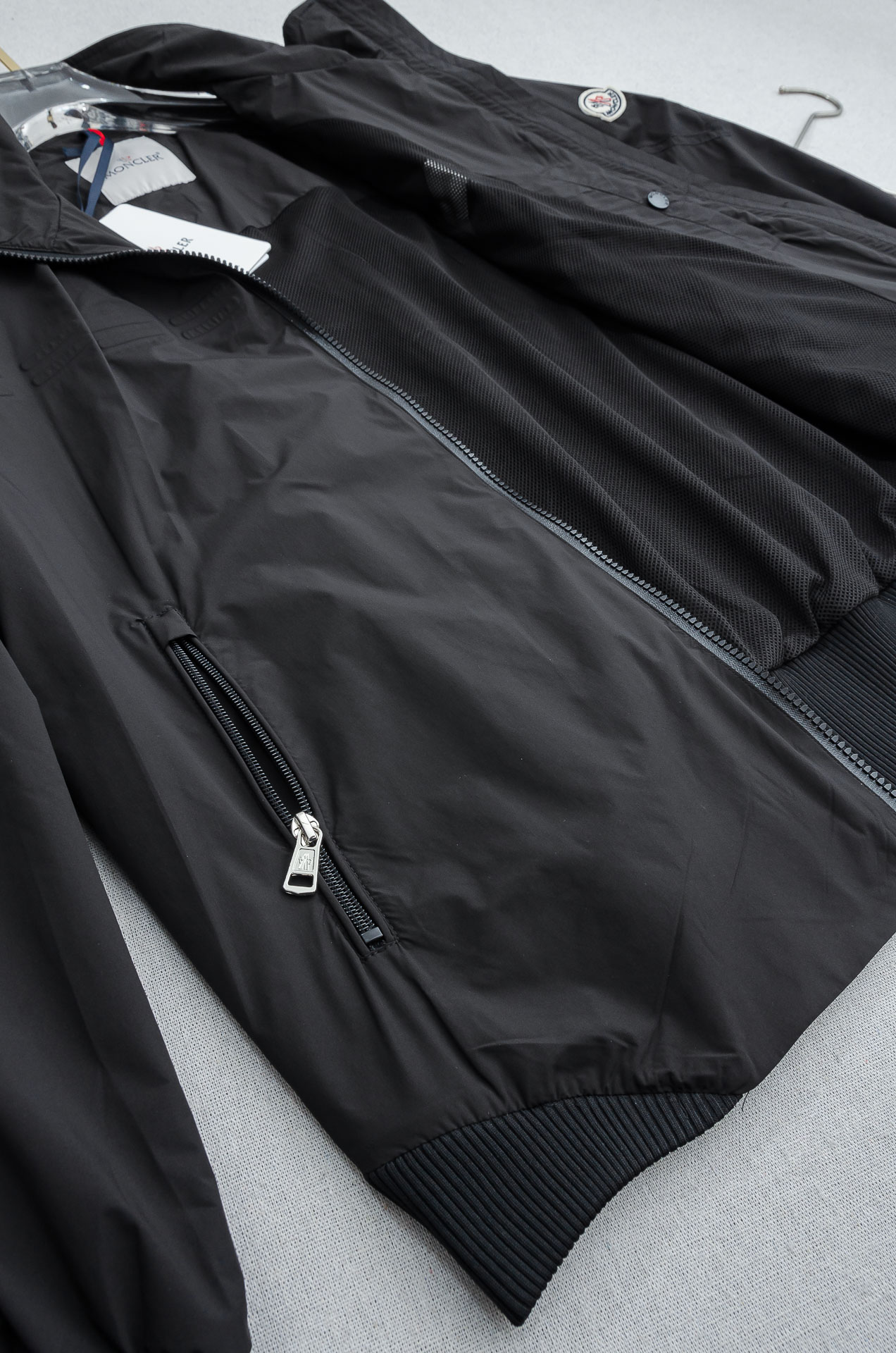 MONC* LER*.蒙口2026 ss最新春季新品，立领防水夹克外套#同步官网发售！该款夹克外层超柔聚