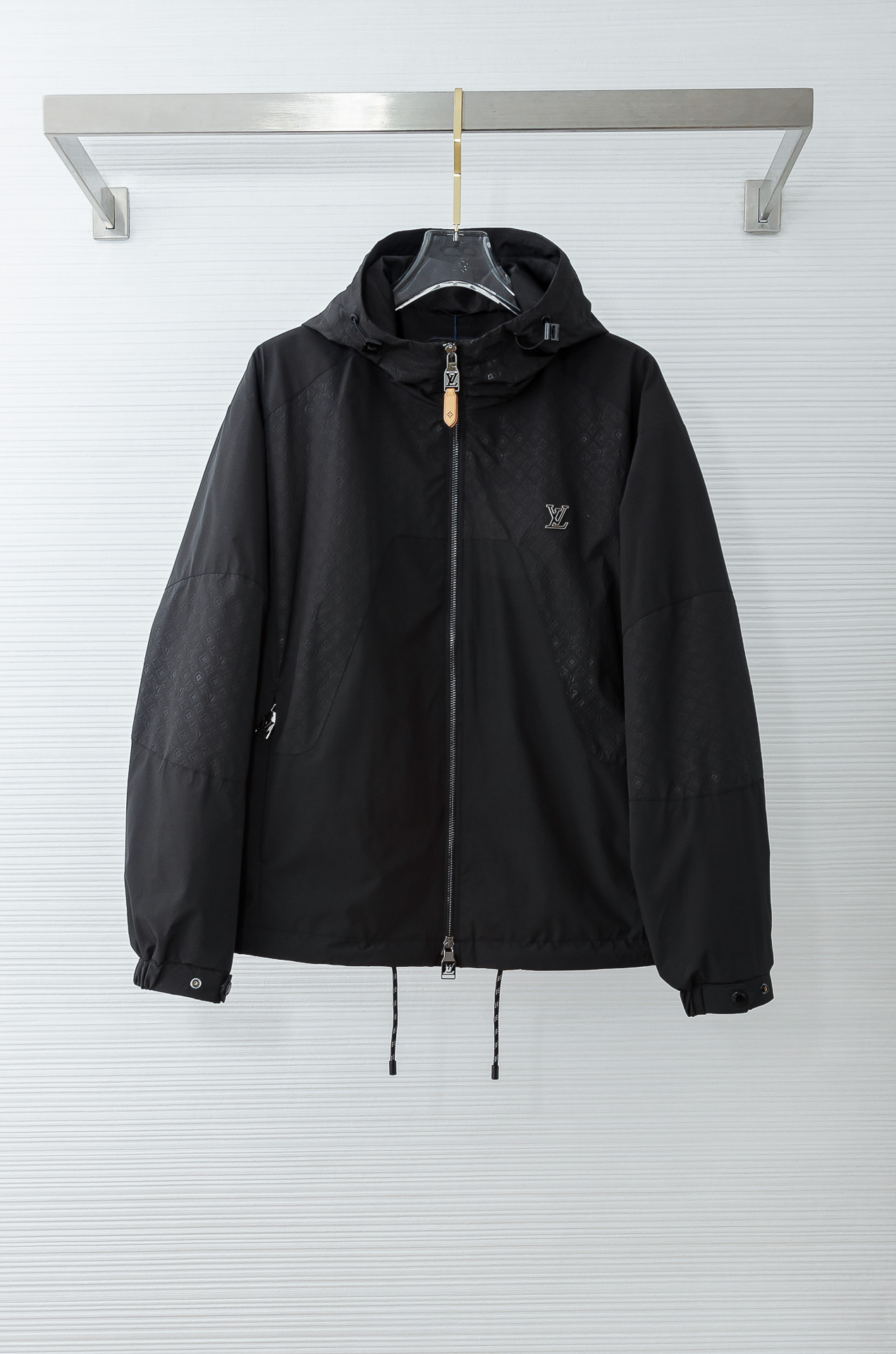 LV2026最新春季连帽防水夹克外套#同步官网发售！该款夹克外层超柔聚酯纤维防风防水，功能与时尚型兼具。