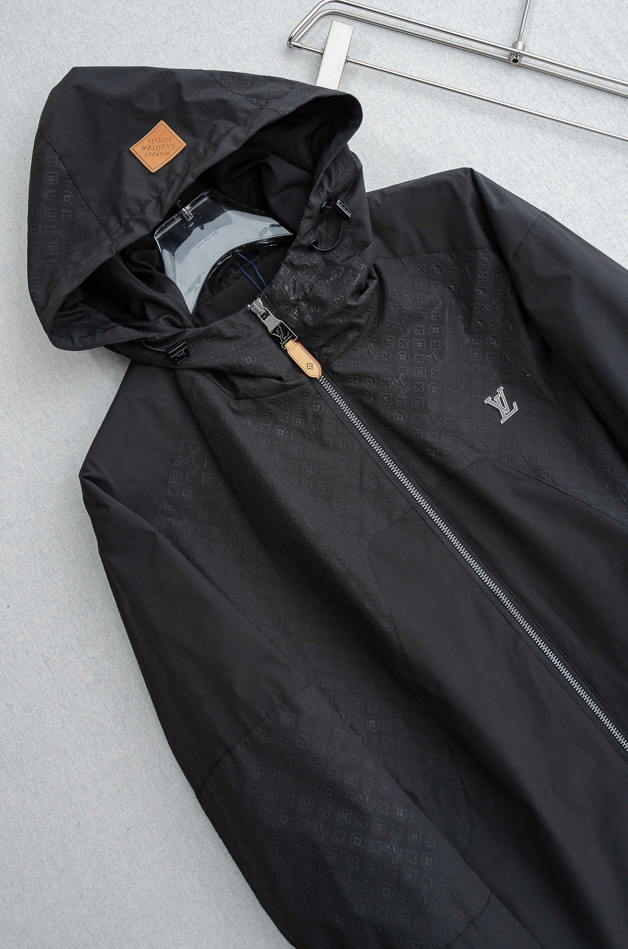 LV2026最新春季连帽防水夹克外套#同步官网发售！该款夹克外层超柔聚酯纤维防风防水，功能与时尚型兼具。