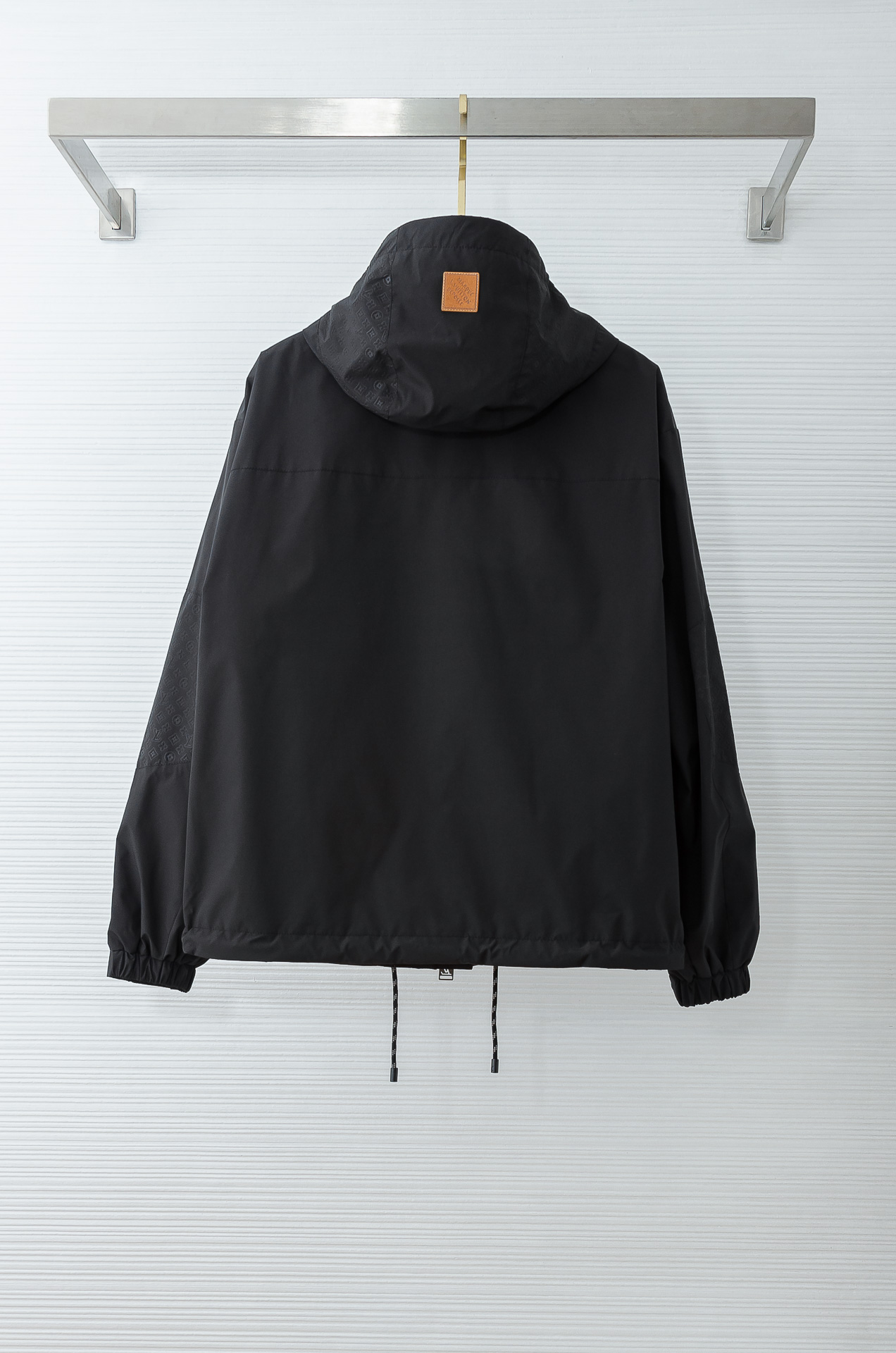 LV2026最新春季连帽防水夹克外套#同步官网发售！该款夹克外层超柔聚酯纤维防风防水，功能与时尚型兼具。