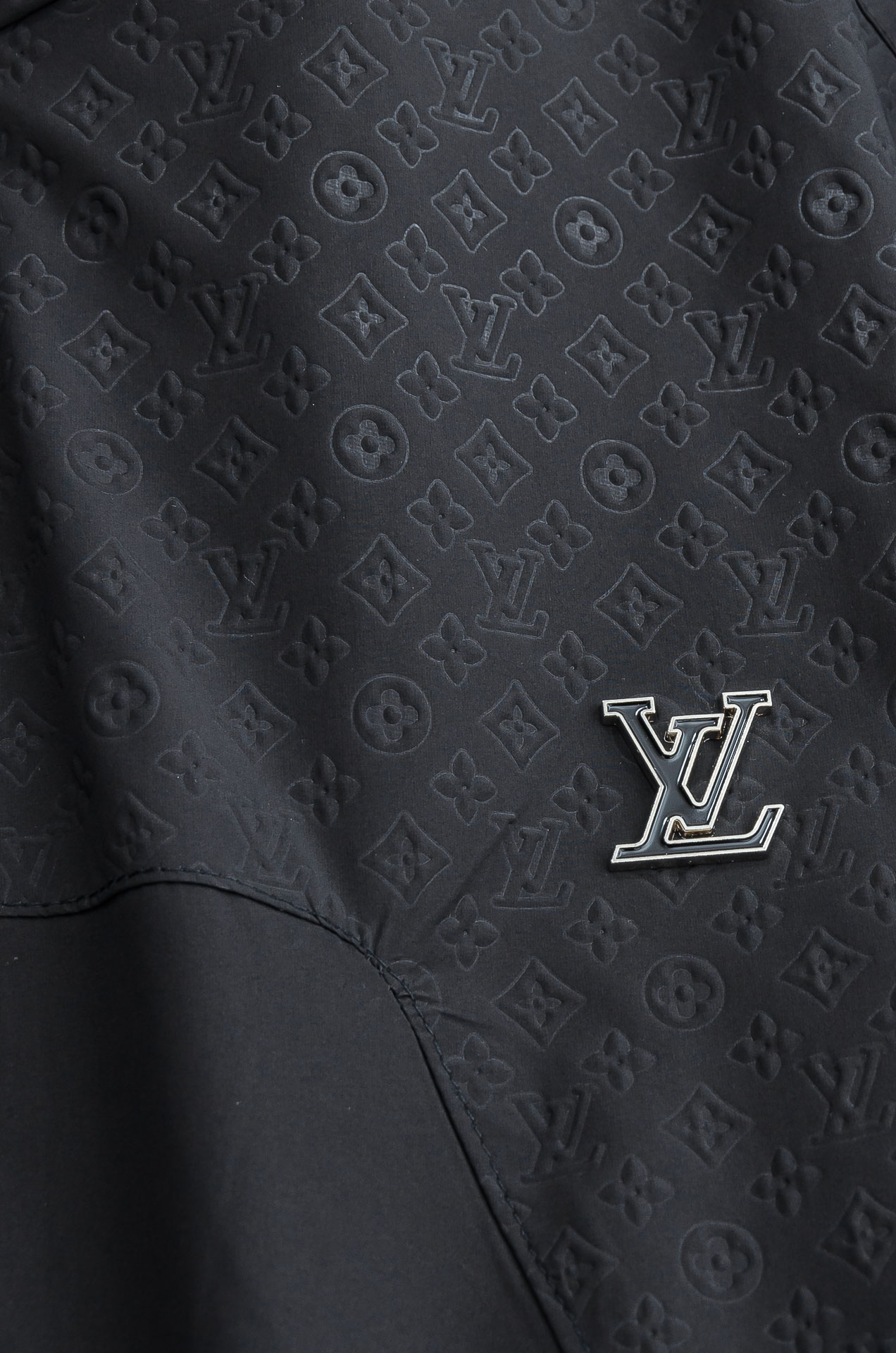 LV2026最新春季连帽防水夹克外套#同步官网发售！该款夹克外层超柔聚酯纤维防风防水，功能与时尚型兼具。