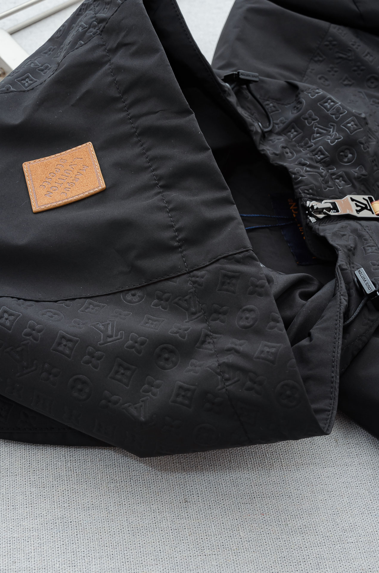 LV2026最新春季连帽防水夹克外套#同步官网发售！该款夹克外层超柔聚酯纤维防风防水，功能与时尚型兼具。