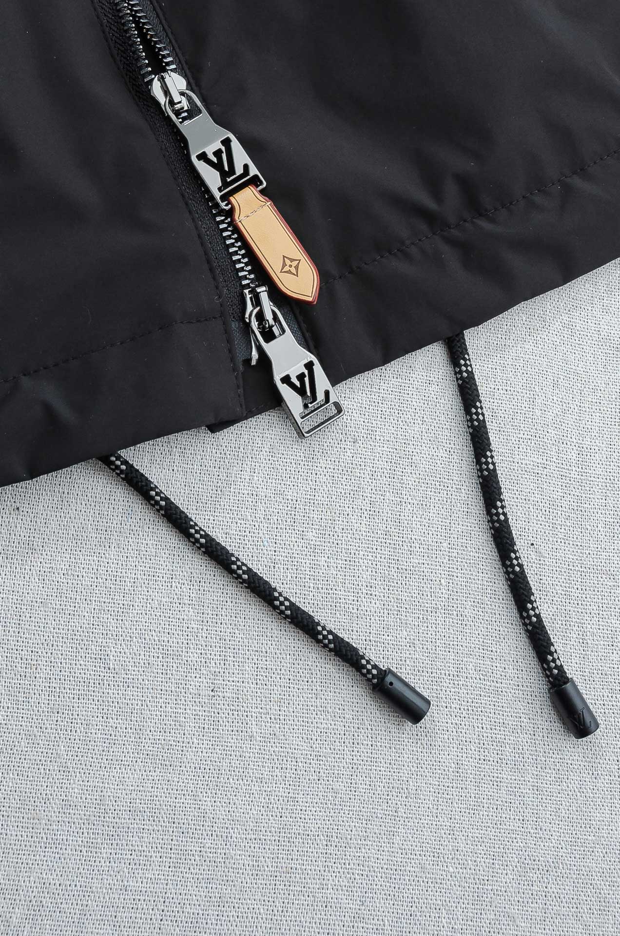 LV2026最新春季连帽防水夹克外套#同步官网发售！该款夹克外层超柔聚酯纤维防风防水，功能与时尚型兼具。