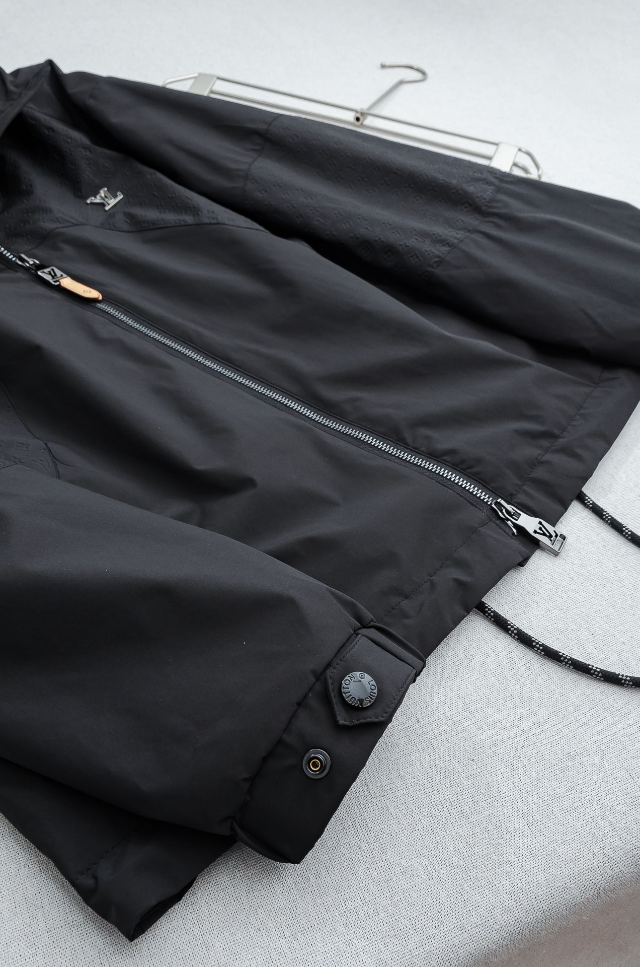 LV2026最新春季连帽防水夹克外套#同步官网发售！该款夹克外层超柔聚酯纤维防风防水，功能与时尚型兼具。