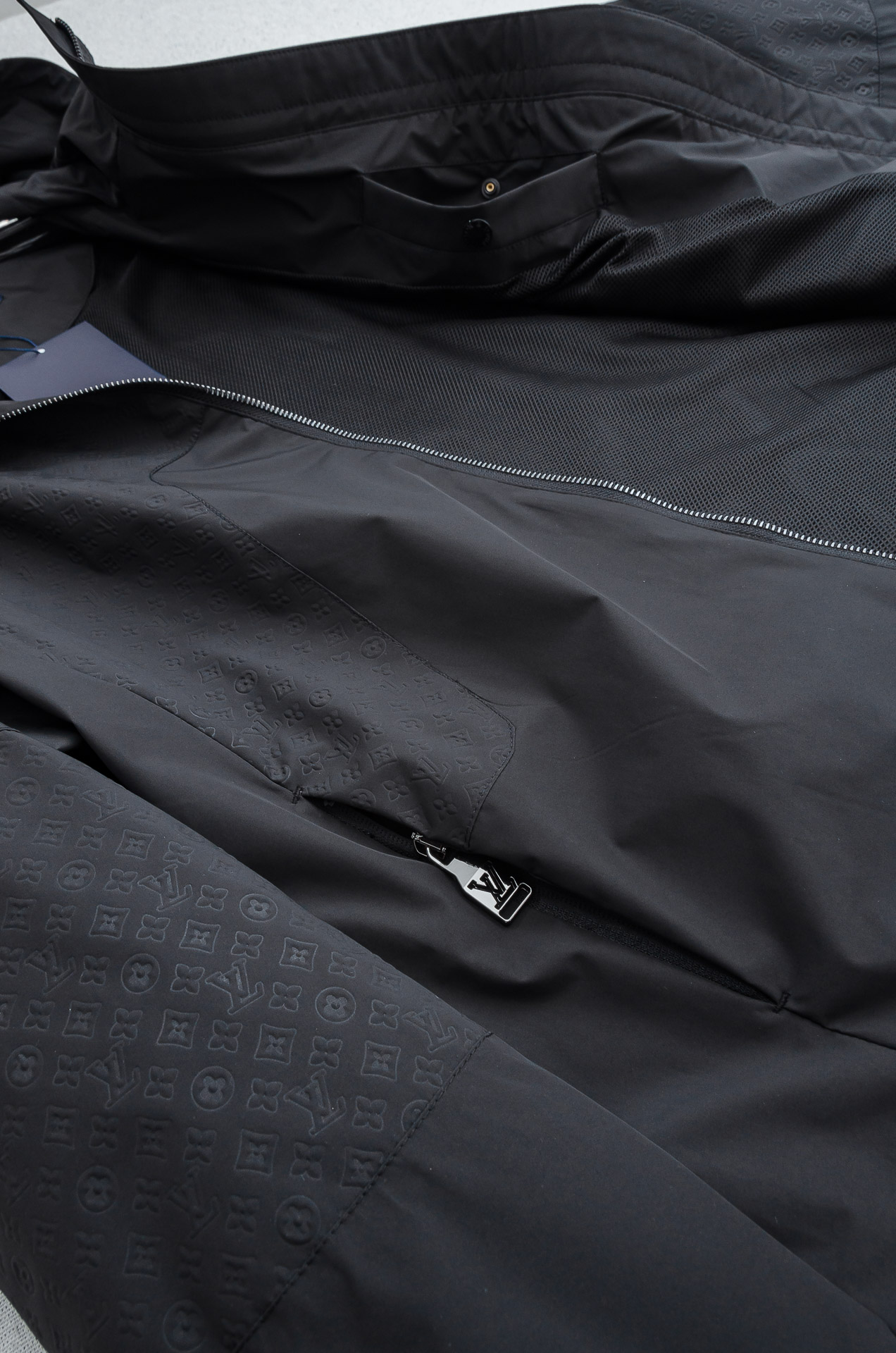 LV2026最新春季连帽防水夹克外套#同步官网发售！该款夹克外层超柔聚酯纤维防风防水，功能与时尚型兼具。