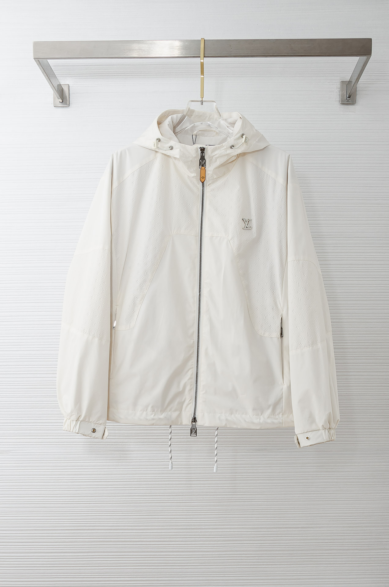 LV2026最新春季连帽防水夹克外套#同步官网发售！该款夹克外层超柔聚酯纤维防风防水，功能与时尚型兼具。