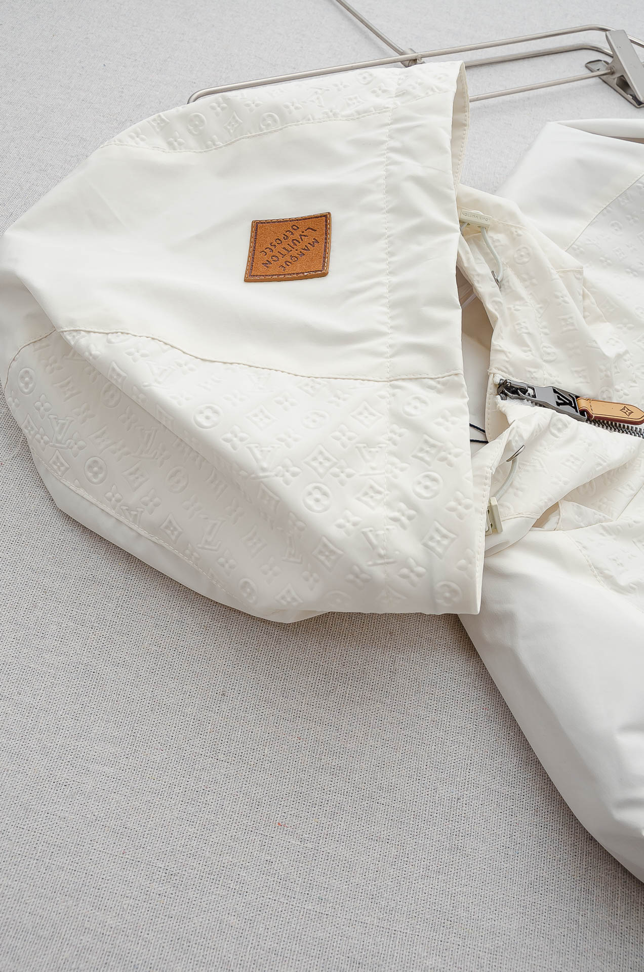 LV2026最新春季连帽防水夹克外套#同步官网发售！该款夹克外层超柔聚酯纤维防风防水，功能与时尚型兼具。