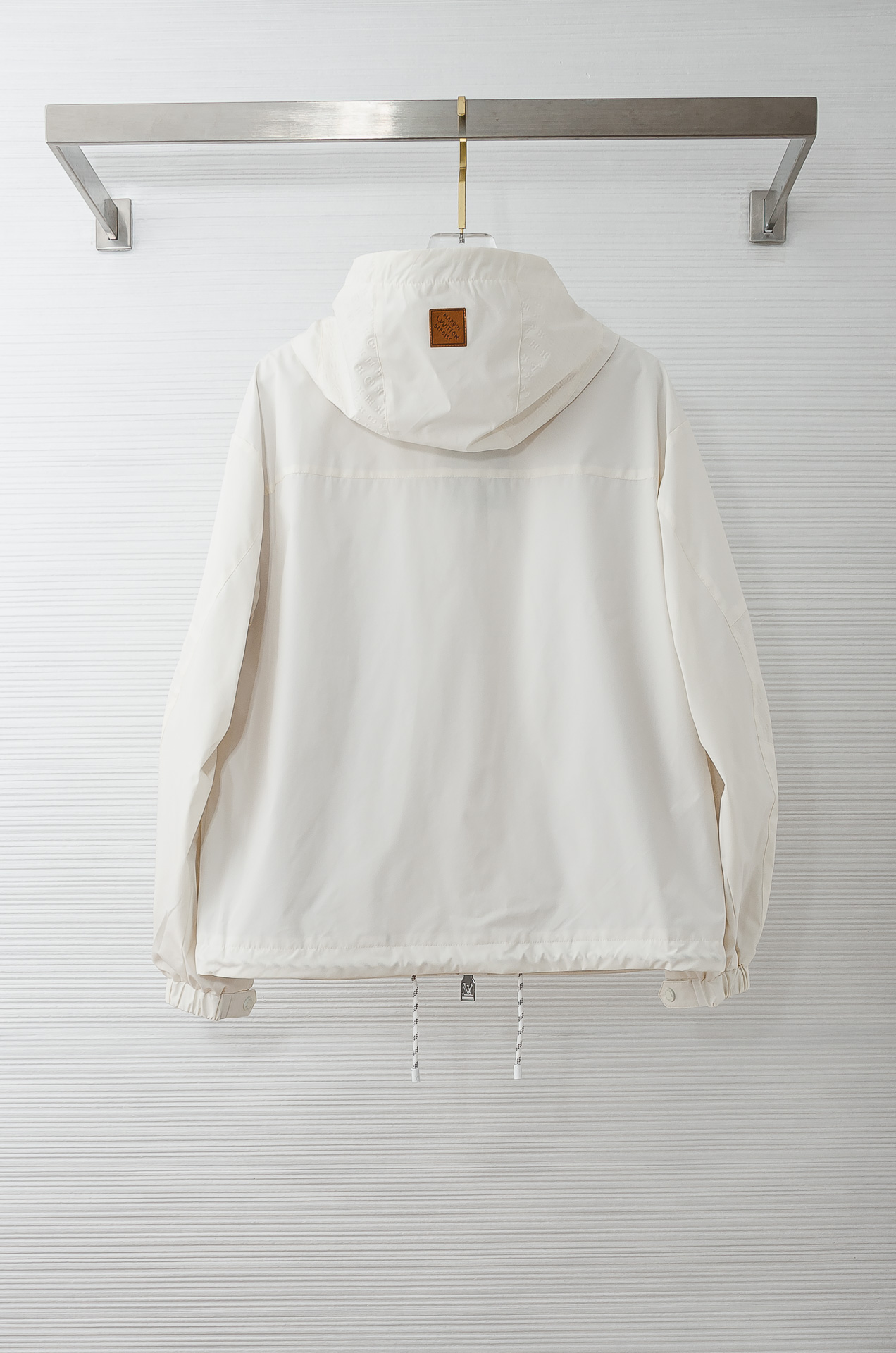 LV2026最新春季连帽防水夹克外套#同步官网发售！该款夹克外层超柔聚酯纤维防风防水，功能与时尚型兼具。