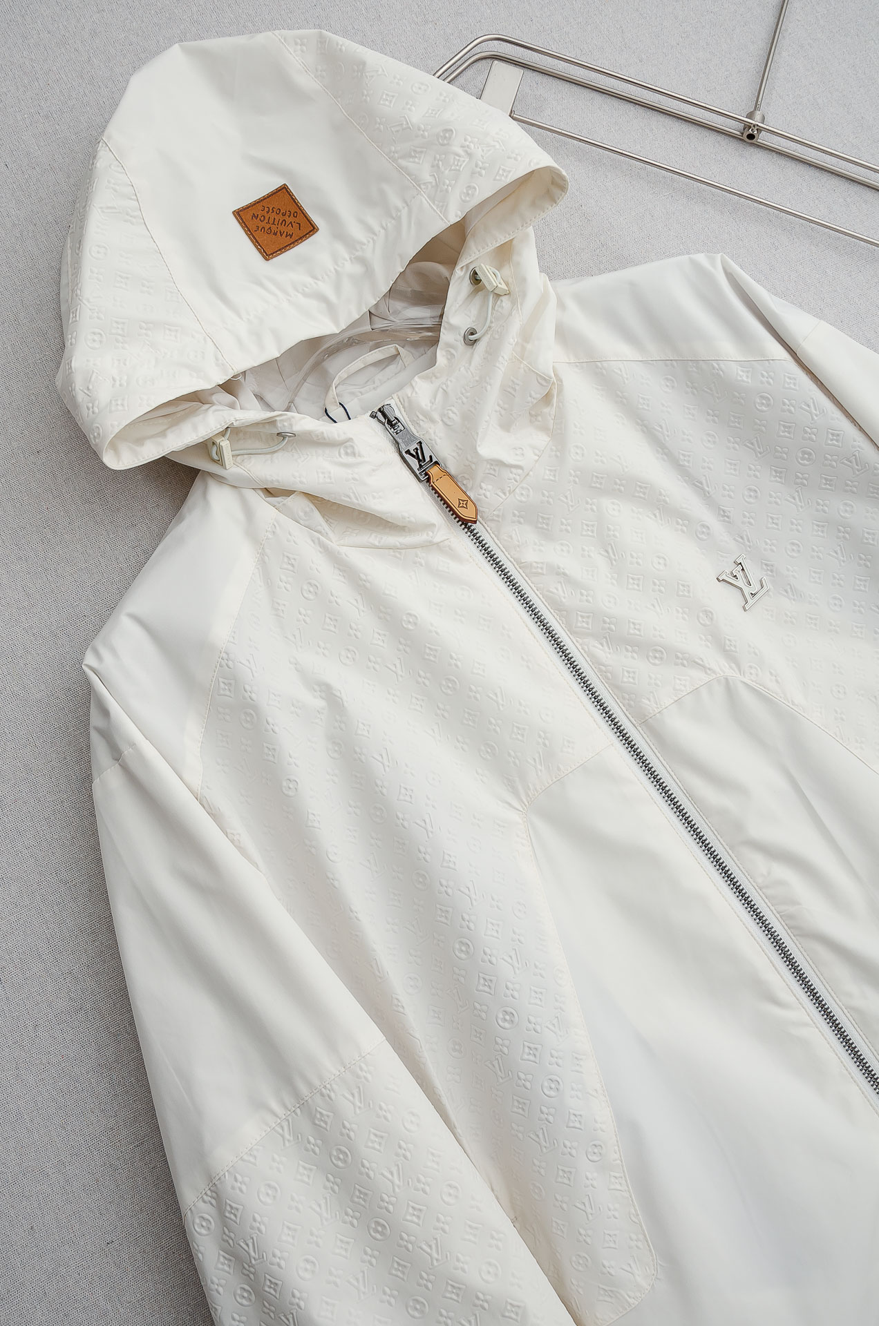 LV2026最新春季连帽防水夹克外套#同步官网发售！该款夹克外层超柔聚酯纤维防风防水，功能与时尚型兼具。