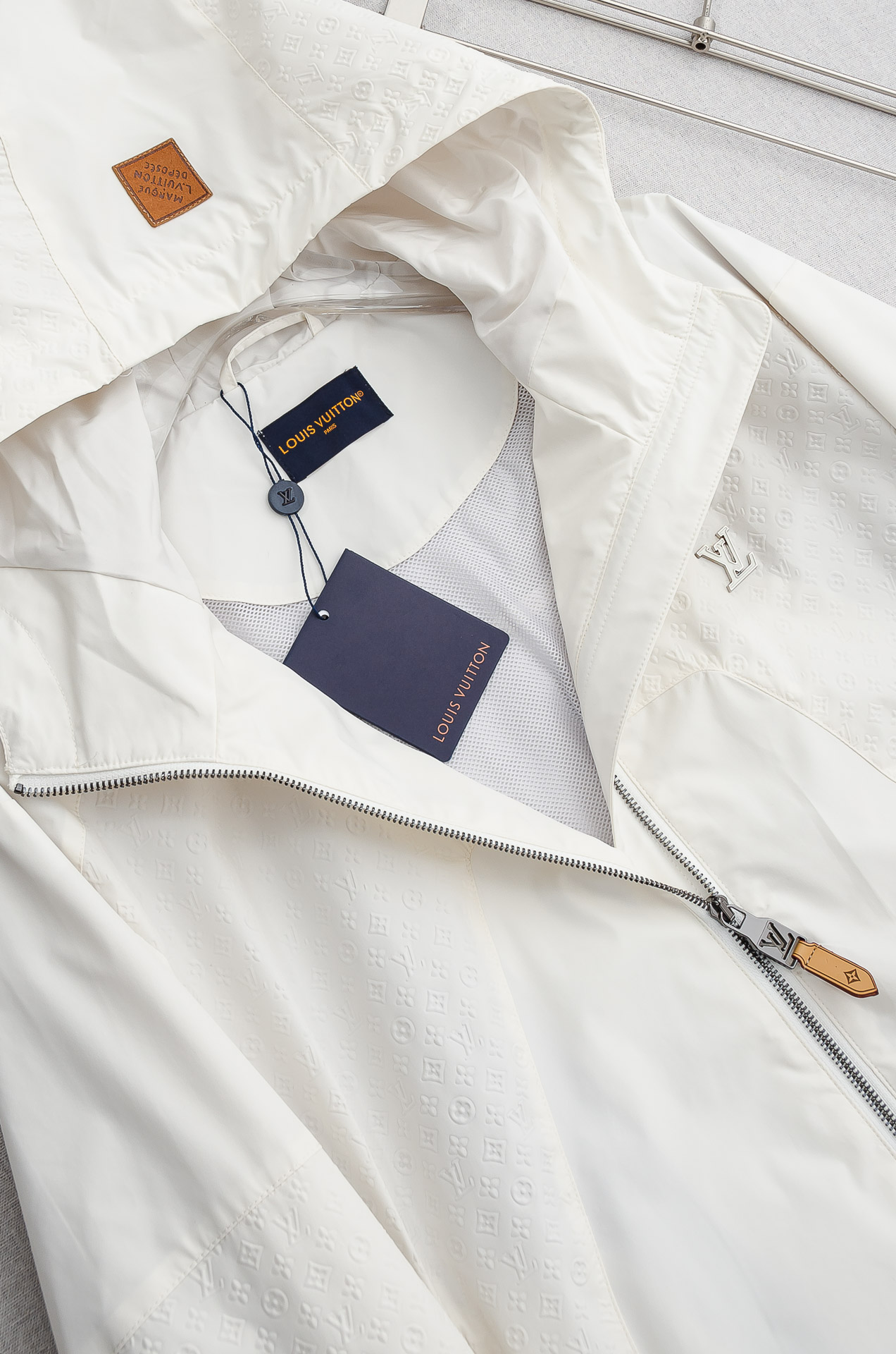 LV2026最新春季连帽防水夹克外套#同步官网发售！该款夹克外层超柔聚酯纤维防风防水，功能与时尚型兼具。