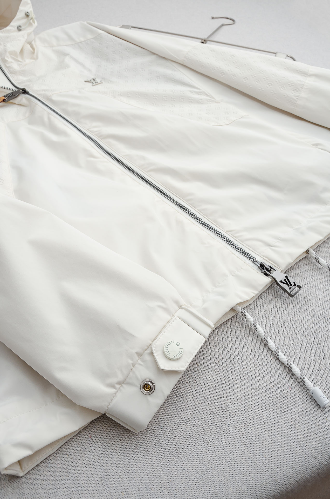 LV2026最新春季连帽防水夹克外套#同步官网发售！该款夹克外层超柔聚酯纤维防风防水，功能与时尚型兼具。