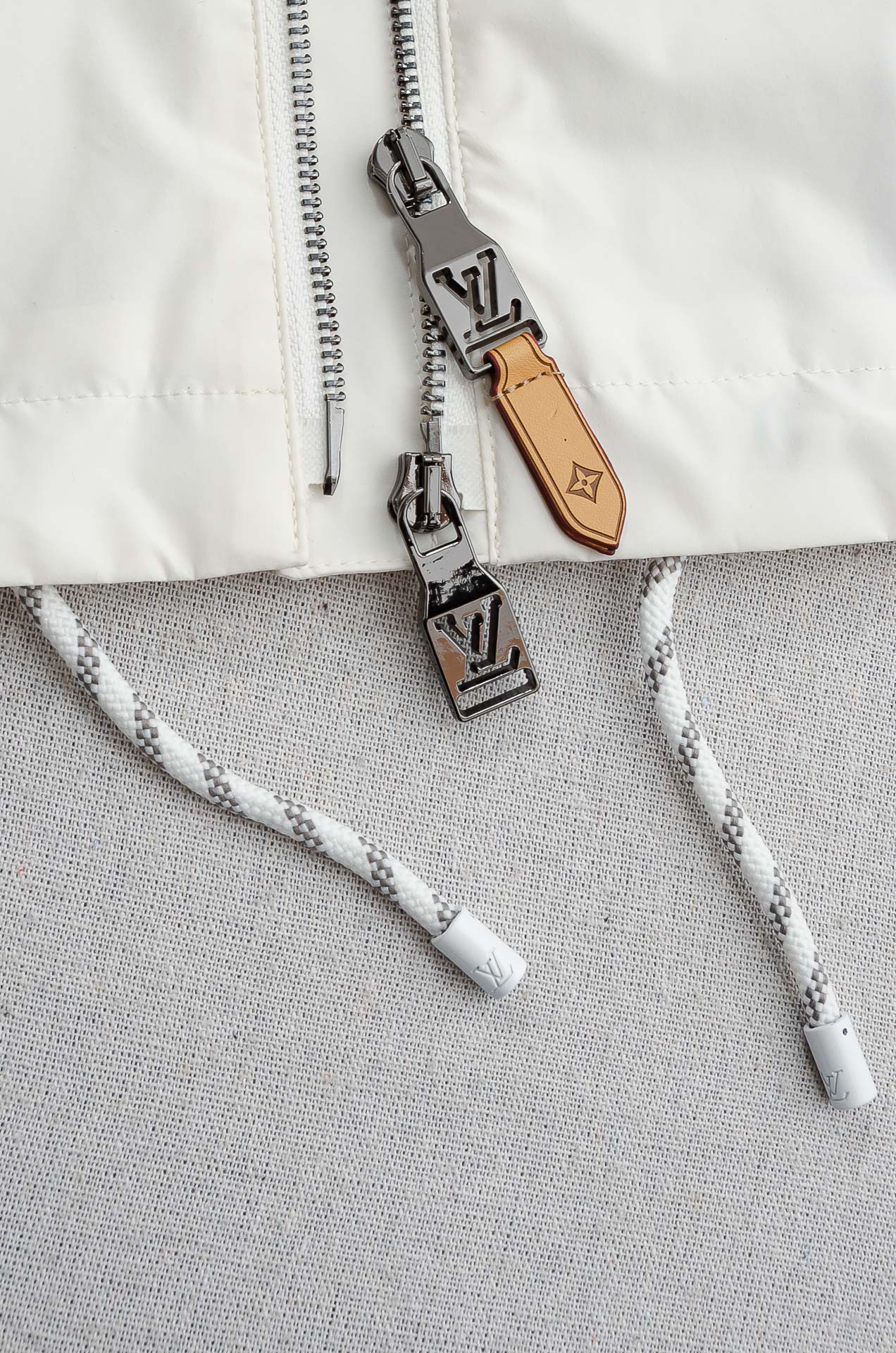 LV2026最新春季连帽防水夹克外套#同步官网发售！该款夹克外层超柔聚酯纤维防风防水，功能与时尚型兼具。