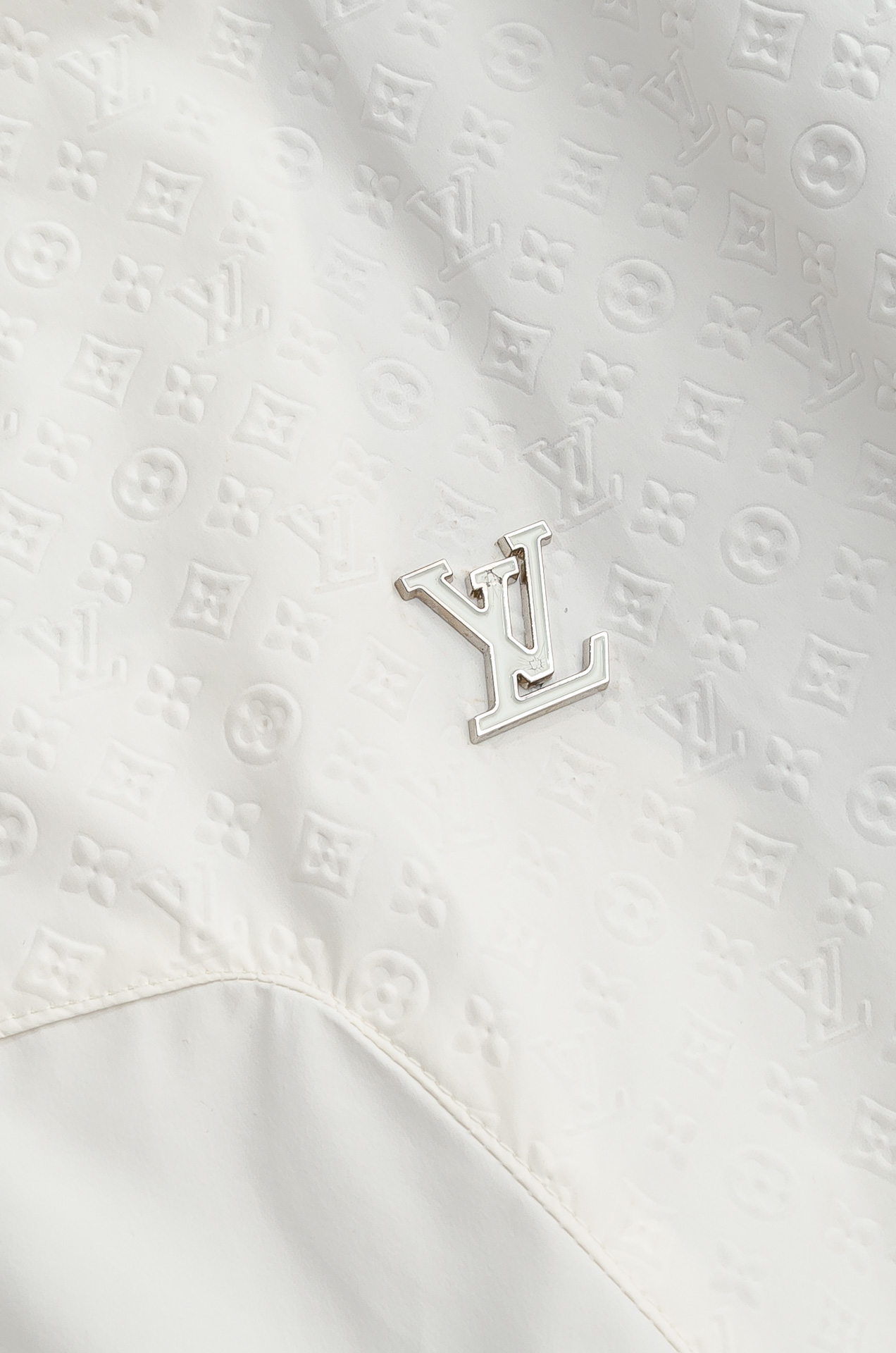 LV2026最新春季连帽防水夹克外套#同步官网发售！该款夹克外层超柔聚酯纤维防风防水，功能与时尚型兼具。