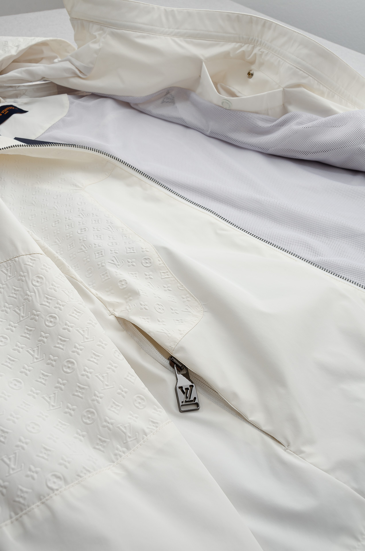 LV2026最新春季连帽防水夹克外套#同步官网发售！该款夹克外层超柔聚酯纤维防风防水，功能与时尚型兼具。