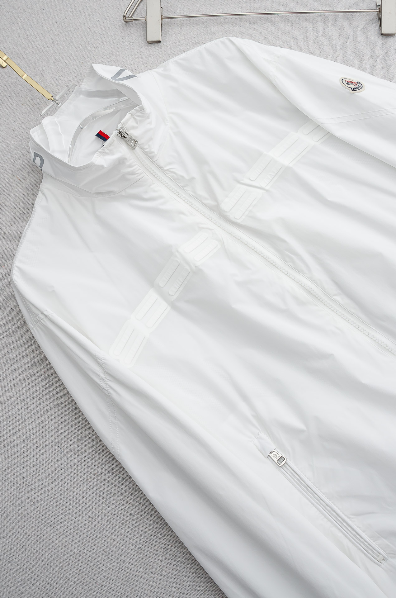 MONC* LER*.蒙口2026 ss最新春季新品，立领防水夹克外套#同步官网发售！该款夹克外层超柔聚