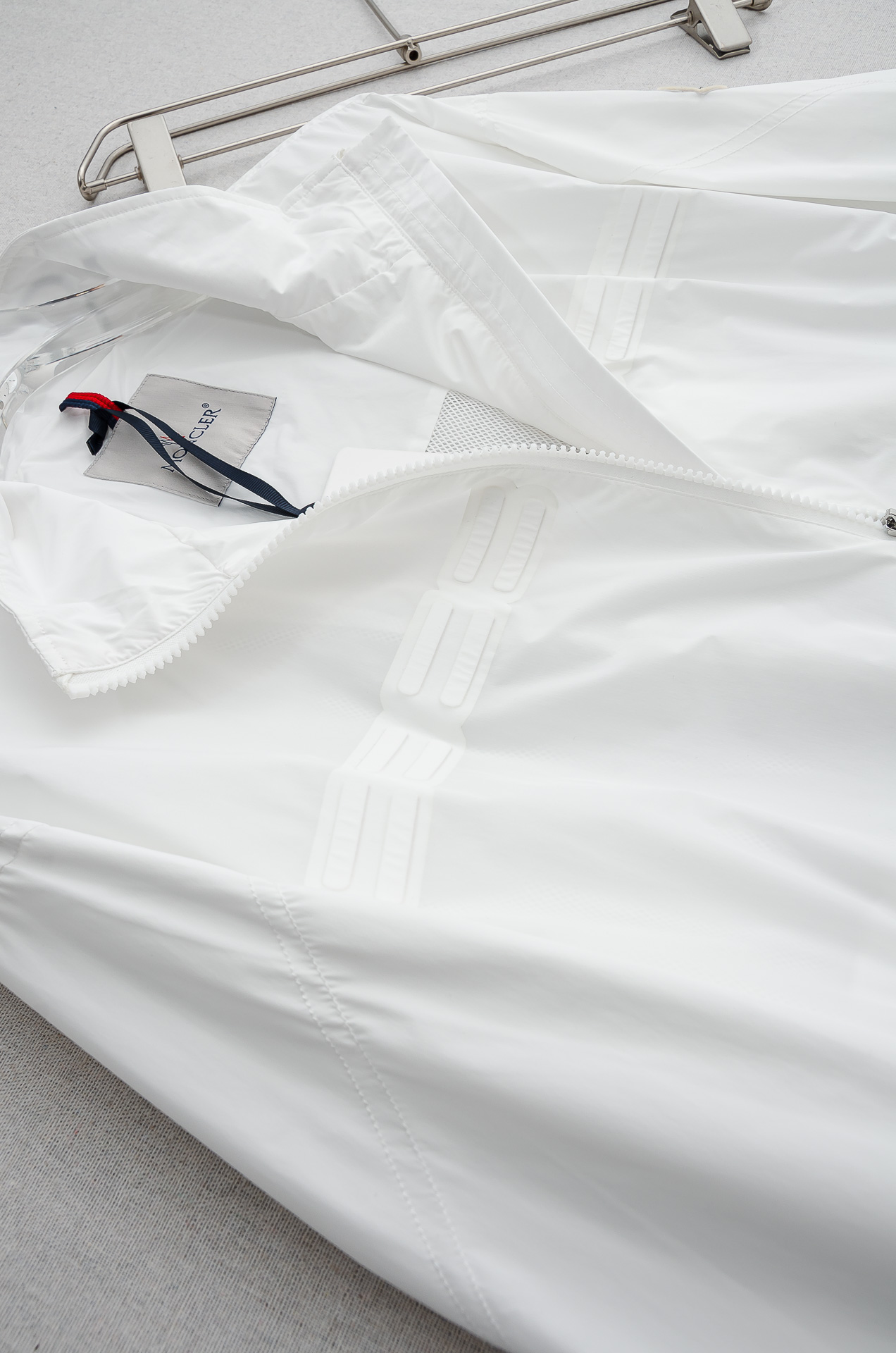 MONC* LER*.蒙口2026 ss最新春季新品，立领防水夹克外套#同步官网发售！该款夹克外层超柔聚