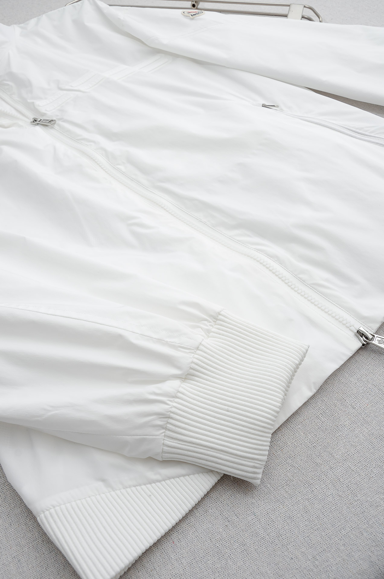 MONC* LER*.蒙口2026 ss最新春季新品，立领防水夹克外套#同步官网发售！该款夹克外层超柔聚